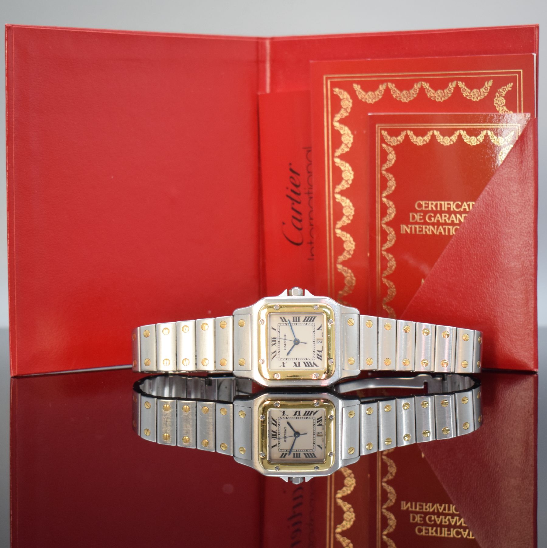 Detail h: CARTIER Santos Herrenarmbanduhr, Schweiz um 1991, quarz, Edelstahl & Gold komb. inkl. Gliederband m. Faltschl., Goldlünette, Boden 8-fach verschr., ...