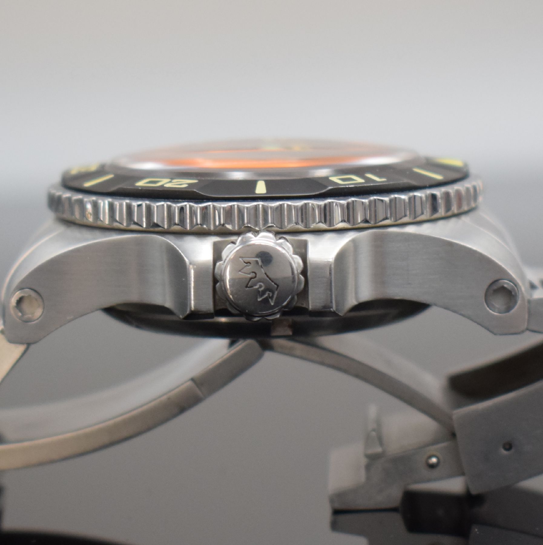 Detail e: DELMA Blue Shark auf 500 Stück limitierte Taucheruhr, Schweiz um 2010, Automatik, ab Hersteller 3000m wasserd., massives verschr. Edelstahlgeh., ...