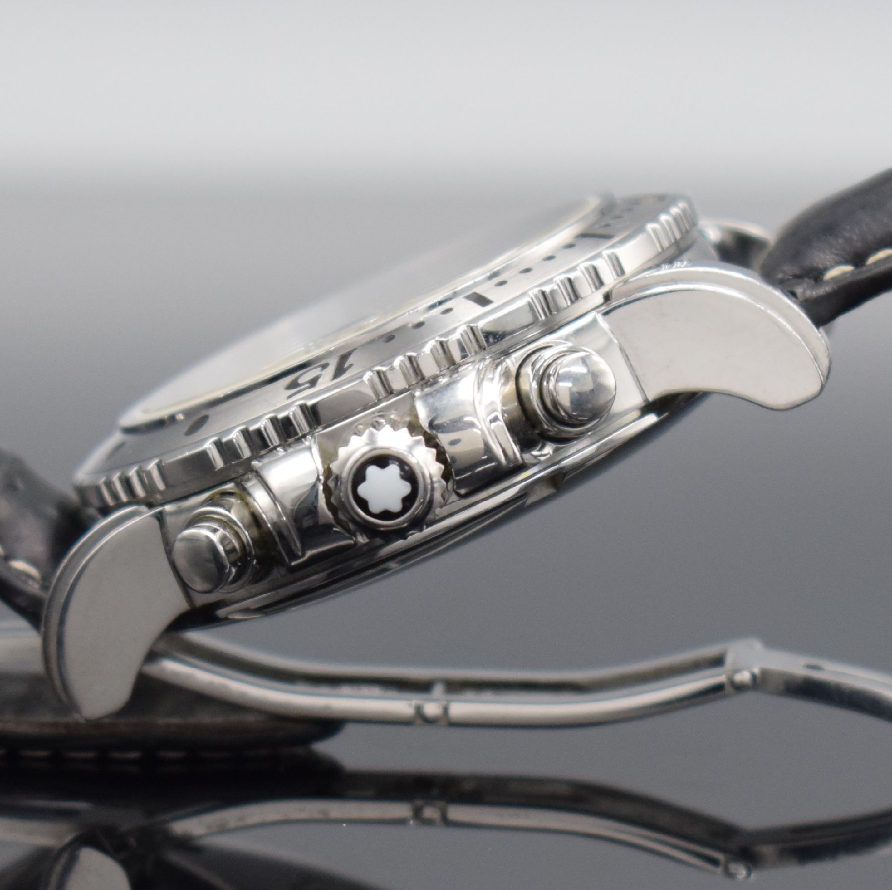 Detail e: MONTBLANC Herrenarmbanduhr mit Chronograph Referenz 7034, Schweiz um 2010, Automatik, verschr. Edelstahlgeh., Lederband m. orig. Faltschl., eins. ...