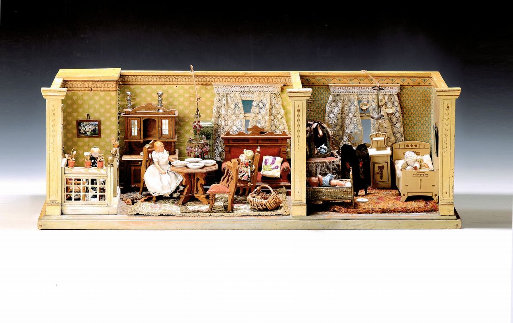 Zwei Puppenstuben, deutsch, um 1900-60er J., Puppenstube mit zwei Räumen um 1900, Wohnzimmer mit Buffet, Sofa, Kachelofen, Tischu. 3 Stühlen, ...