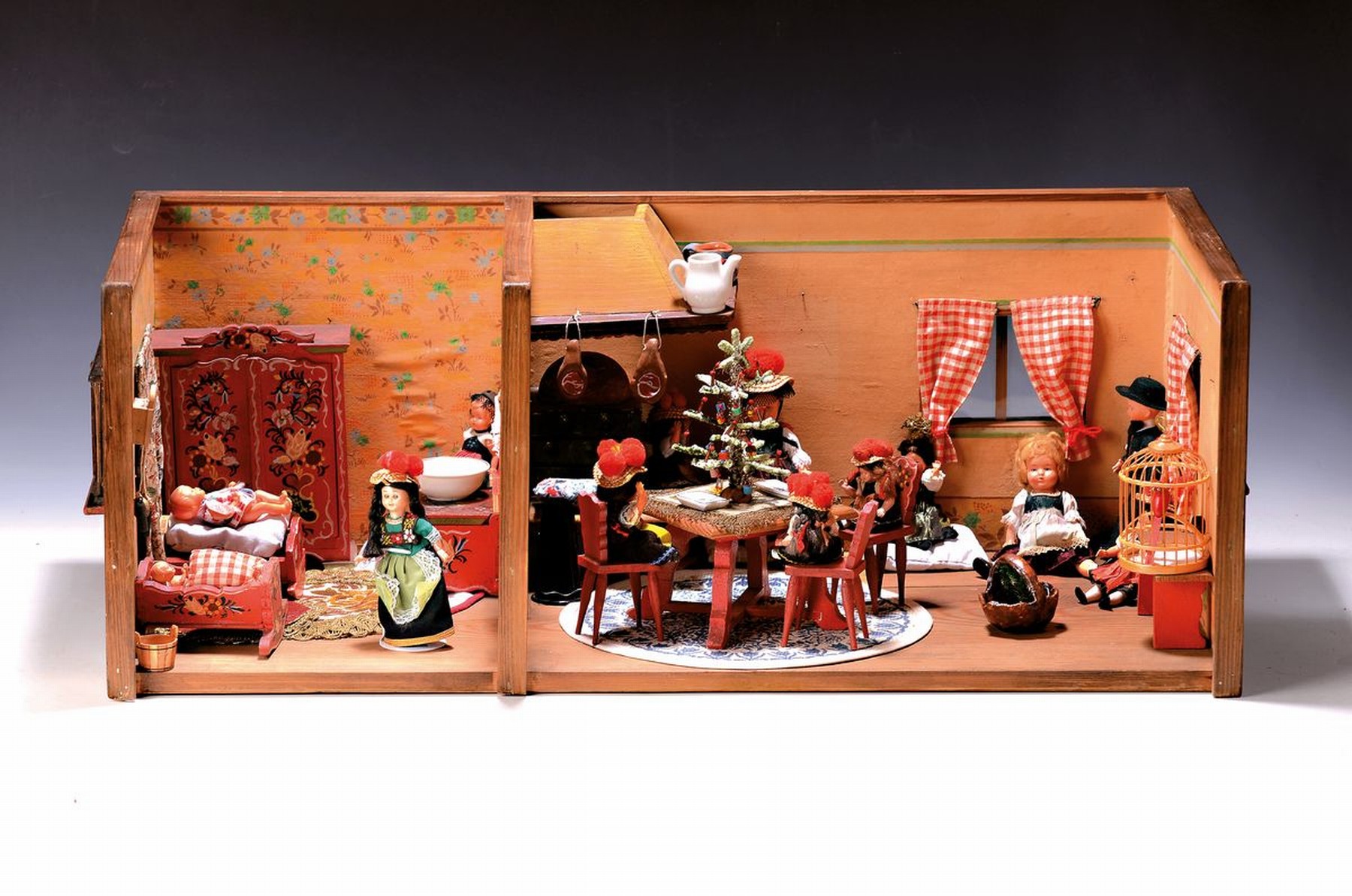 Detail a: Zwei Puppenstuben, deutsch, um 1900-60er J., Puppenstube mit zwei Räumen um 1900, Wohnzimmer mit Buffet, Sofa, Kachelofen, Tischu. 3 Stühlen, ...