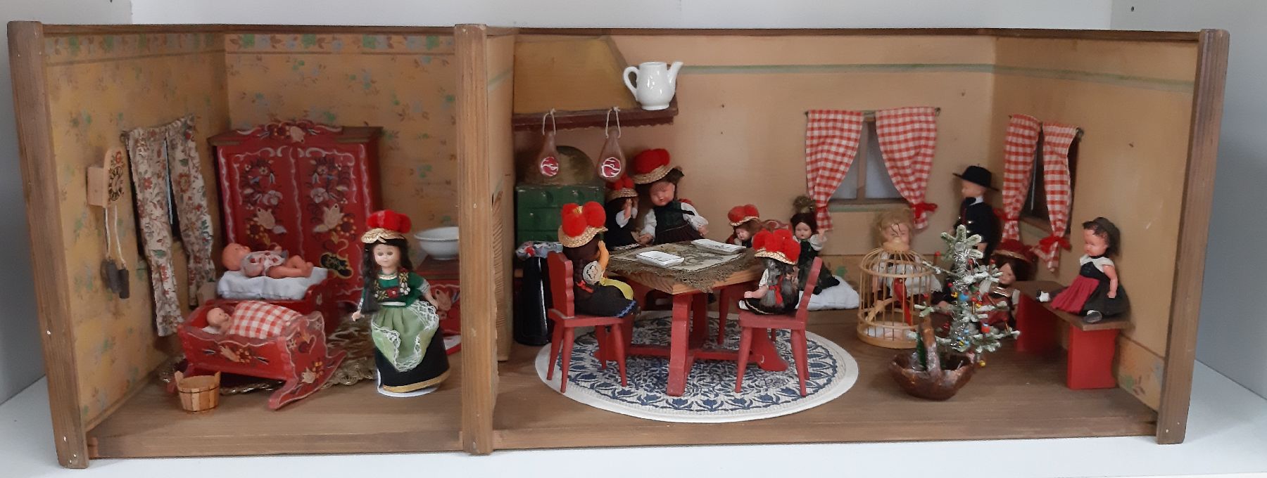 Detail b: Zwei Puppenstuben, deutsch, um 1900-60er J., Puppenstube mit zwei Räumen um 1900, Wohnzimmer mit Buffet, Sofa, Kachelofen, Tischu. 3 Stühlen, ...