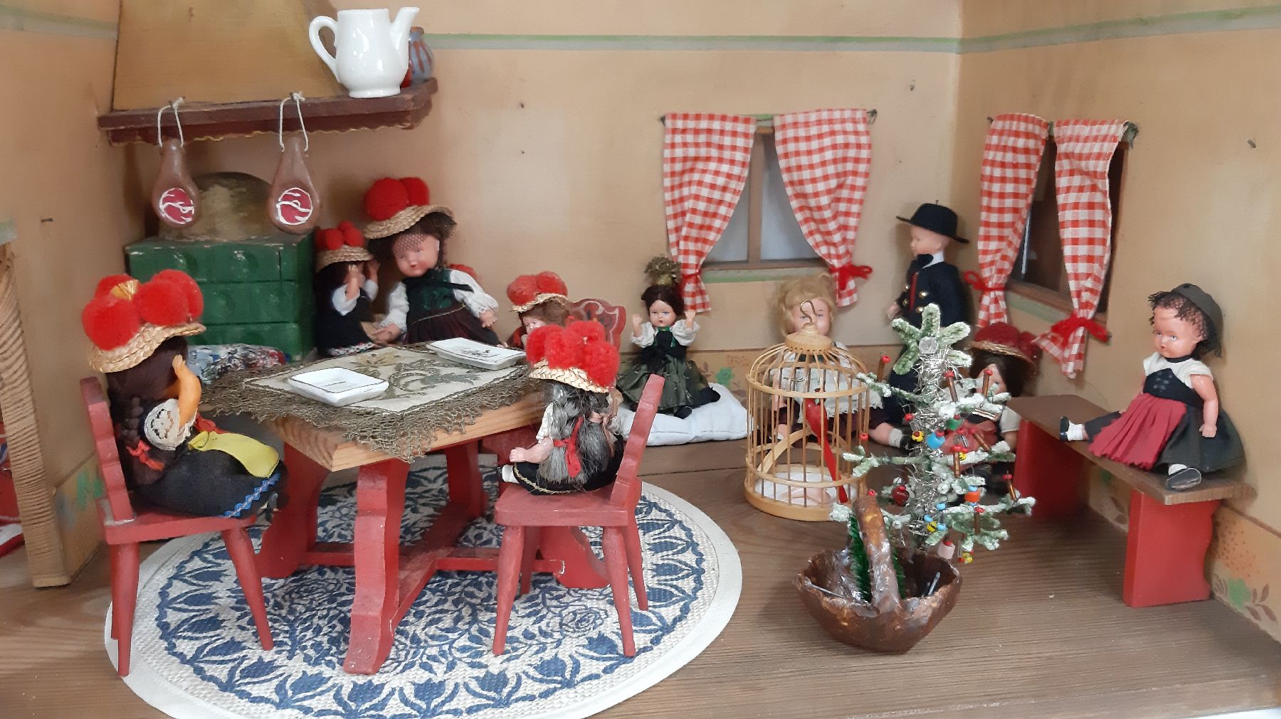 Detail c: Zwei Puppenstuben, deutsch, um 1900-60er J., Puppenstube mit zwei Räumen um 1900, Wohnzimmer mit Buffet, Sofa, Kachelofen, Tischu. 3 Stühlen, ...