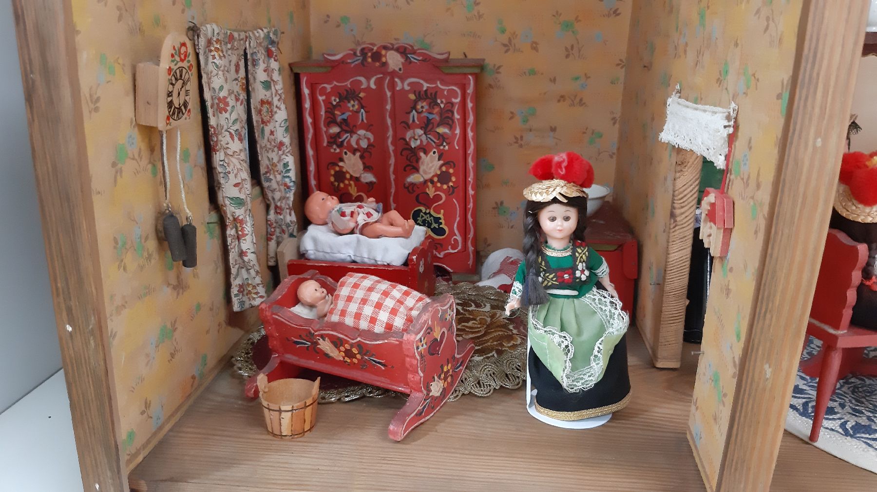 Detail d: Zwei Puppenstuben, deutsch, um 1900-60er J., Puppenstube mit zwei Räumen um 1900, Wohnzimmer mit Buffet, Sofa, Kachelofen, Tischu. 3 Stühlen, ...