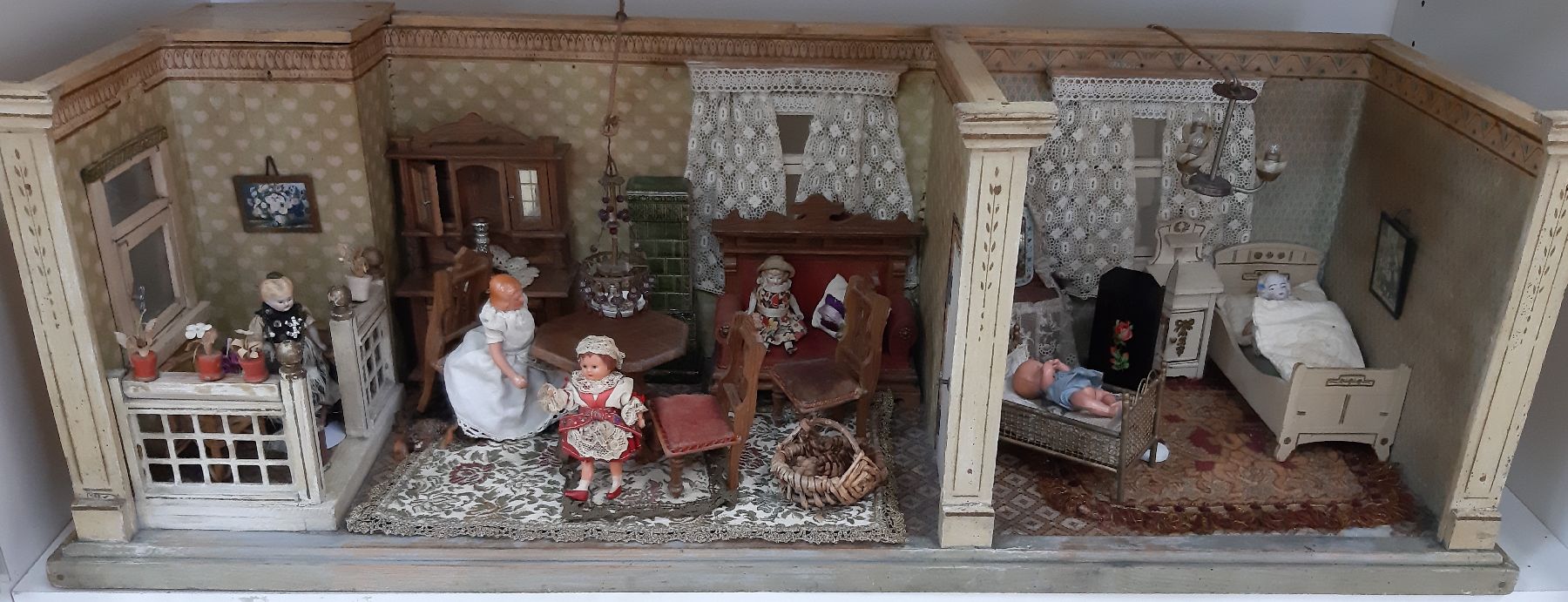 Detail e: Zwei Puppenstuben, deutsch, um 1900-60er J., Puppenstube mit zwei Räumen um 1900, Wohnzimmer mit Buffet, Sofa, Kachelofen, Tischu. 3 Stühlen, ...