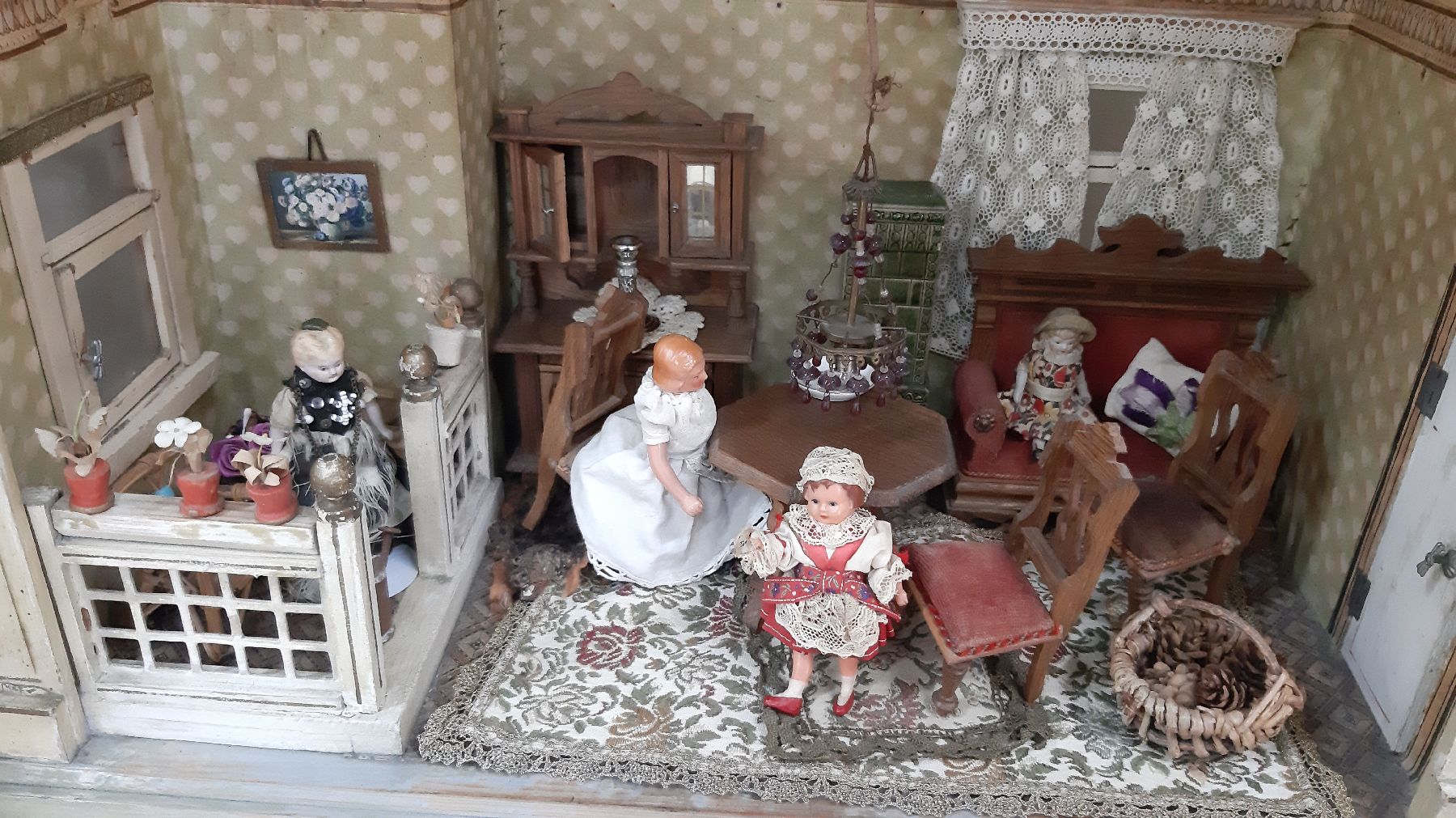 Detail f: Zwei Puppenstuben, deutsch, um 1900-60er J., Puppenstube mit zwei Räumen um 1900, Wohnzimmer mit Buffet, Sofa, Kachelofen, Tischu. 3 Stühlen, ...