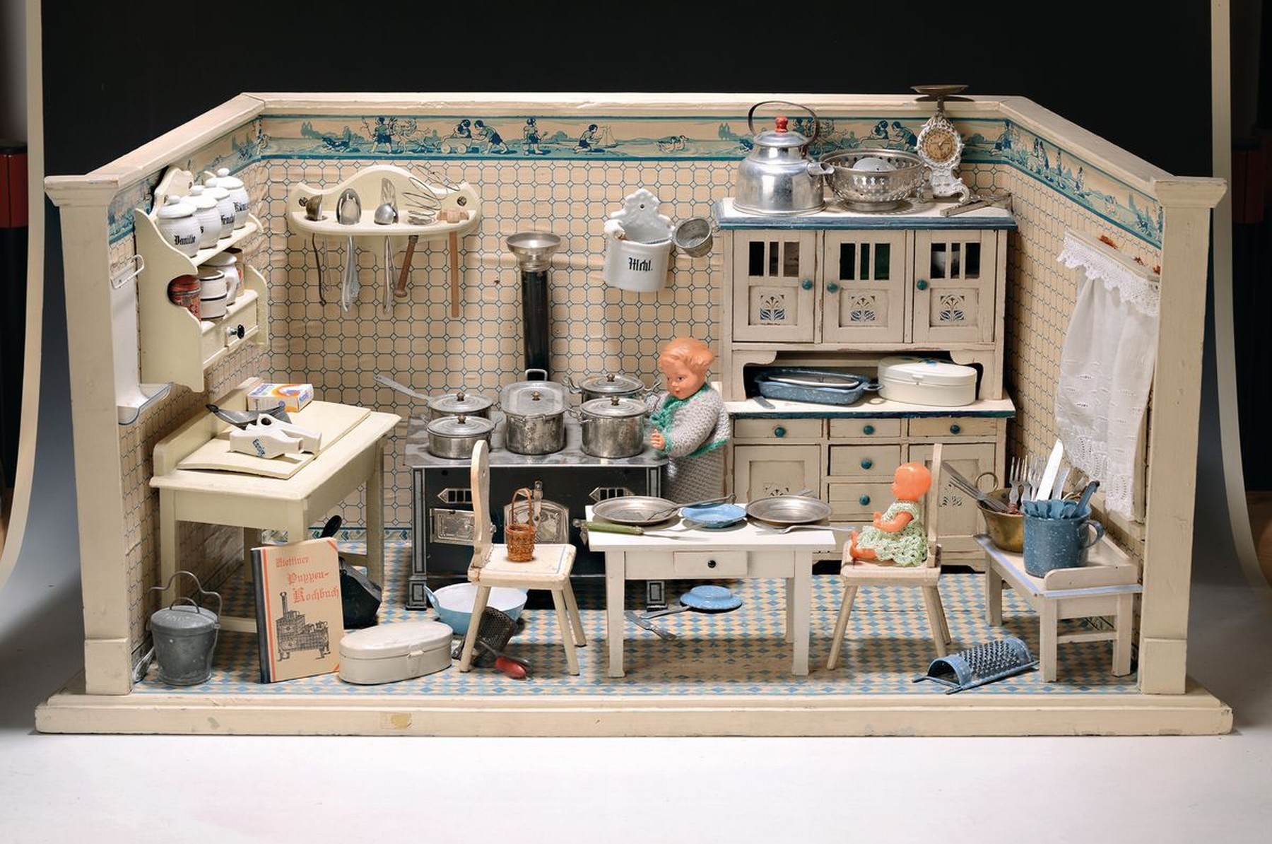 Puppenküche und Puppenstube um 1905 und 60er Jahre, a. Puppenküche aus dem Jugendstil, orig. Gehäuse mit alter Tapete, seitliches Fenster, ...