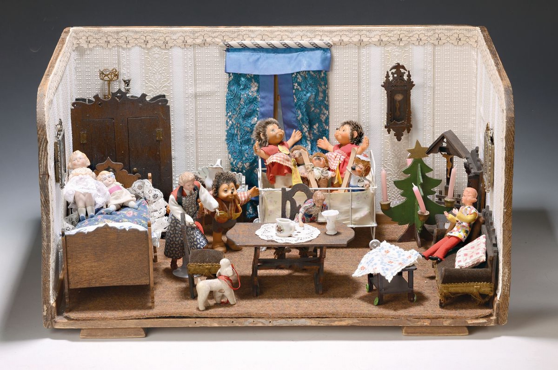 Detail a: Puppenküche und Puppenstube um 1905 und 60er Jahre, a. Puppenküche aus dem Jugendstil, orig. Gehäuse mit alter Tapete, seitliches Fenster, ...