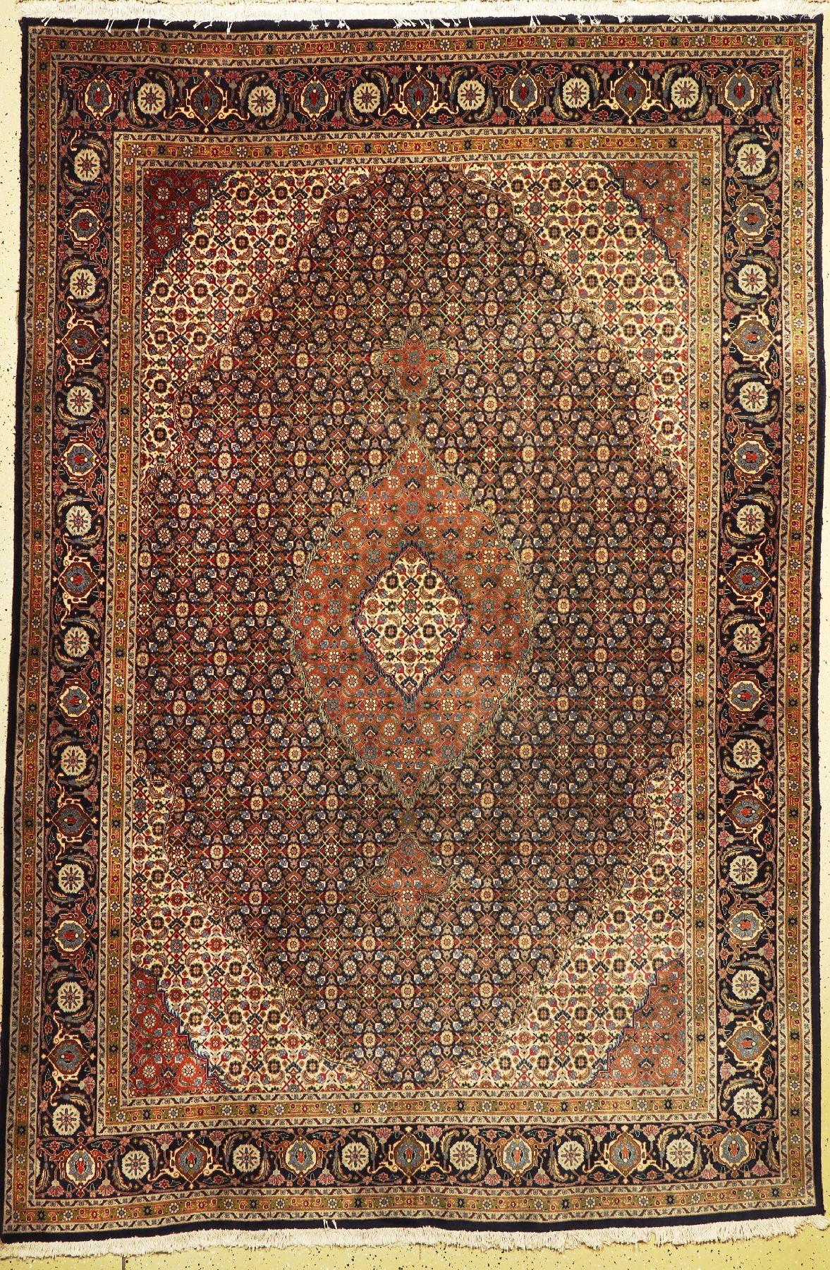 Täbriz fein, Persien, ca. 60 Jahre, Korkwolle mit Seide, ca. 298 x 198 cm, EHZ: 2-3, (verblaßt)