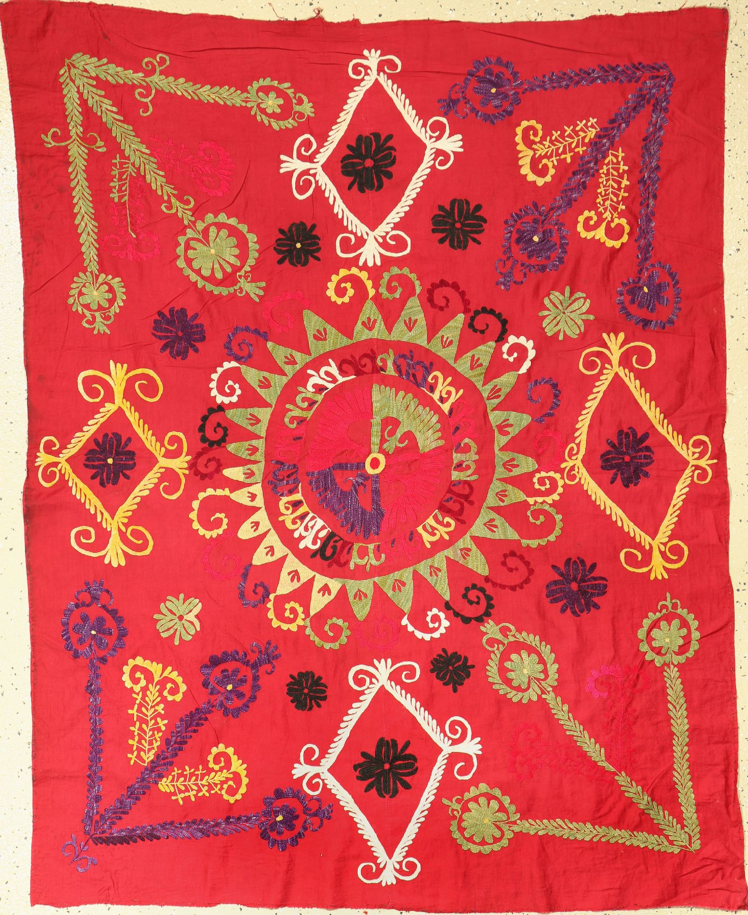 Seidenstickerei, Uzbekistan, ca. 60 Jahre, Seide auf Baumwolle, ca. 143 x 113 cm, EHZ: 3