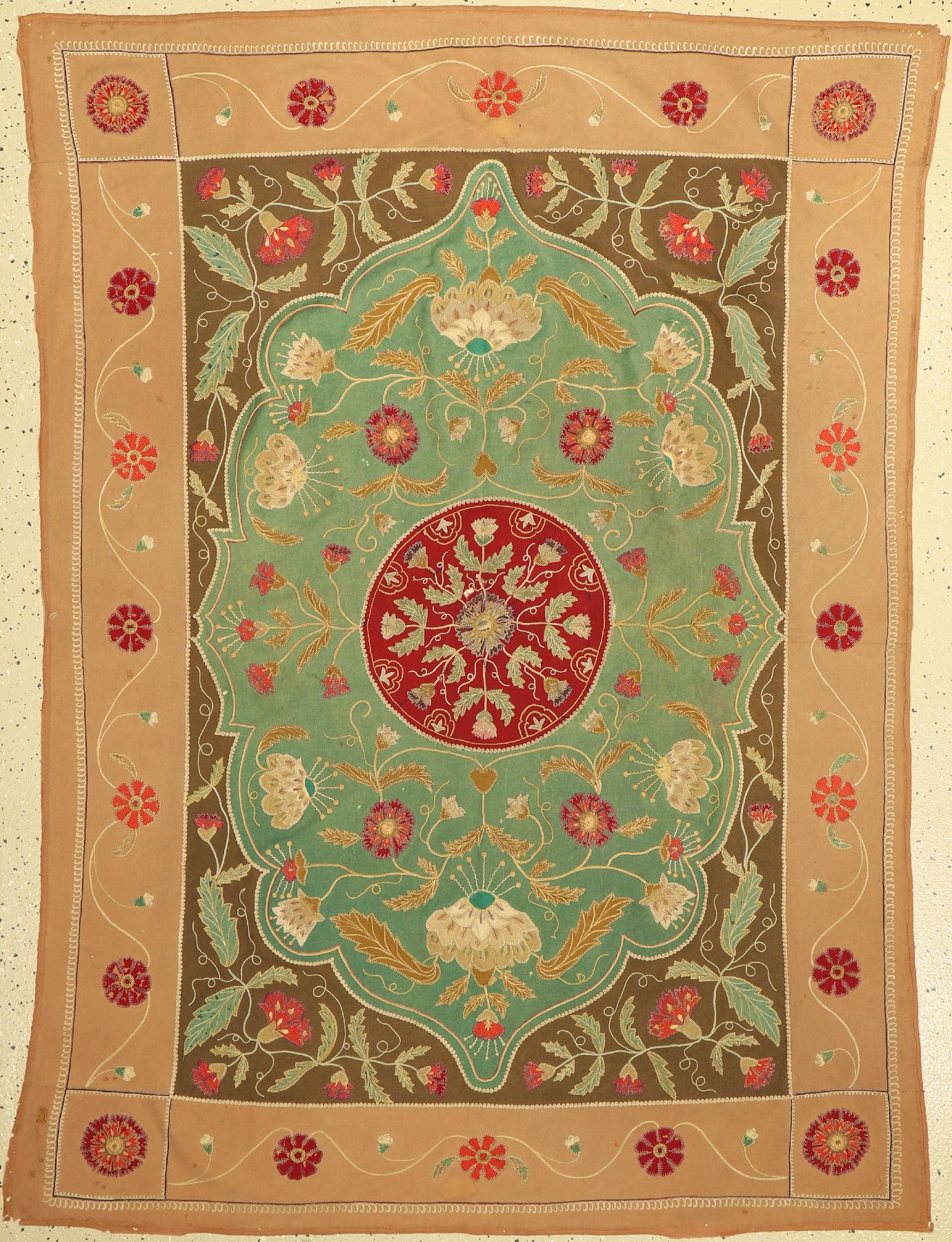 Rascht Suzani antik, Persien, um 1900, Seidenstickerei auf Baumwolle, ca. 172 x 125 cm, Altersbedingter Zustand mit kleine Löcher.