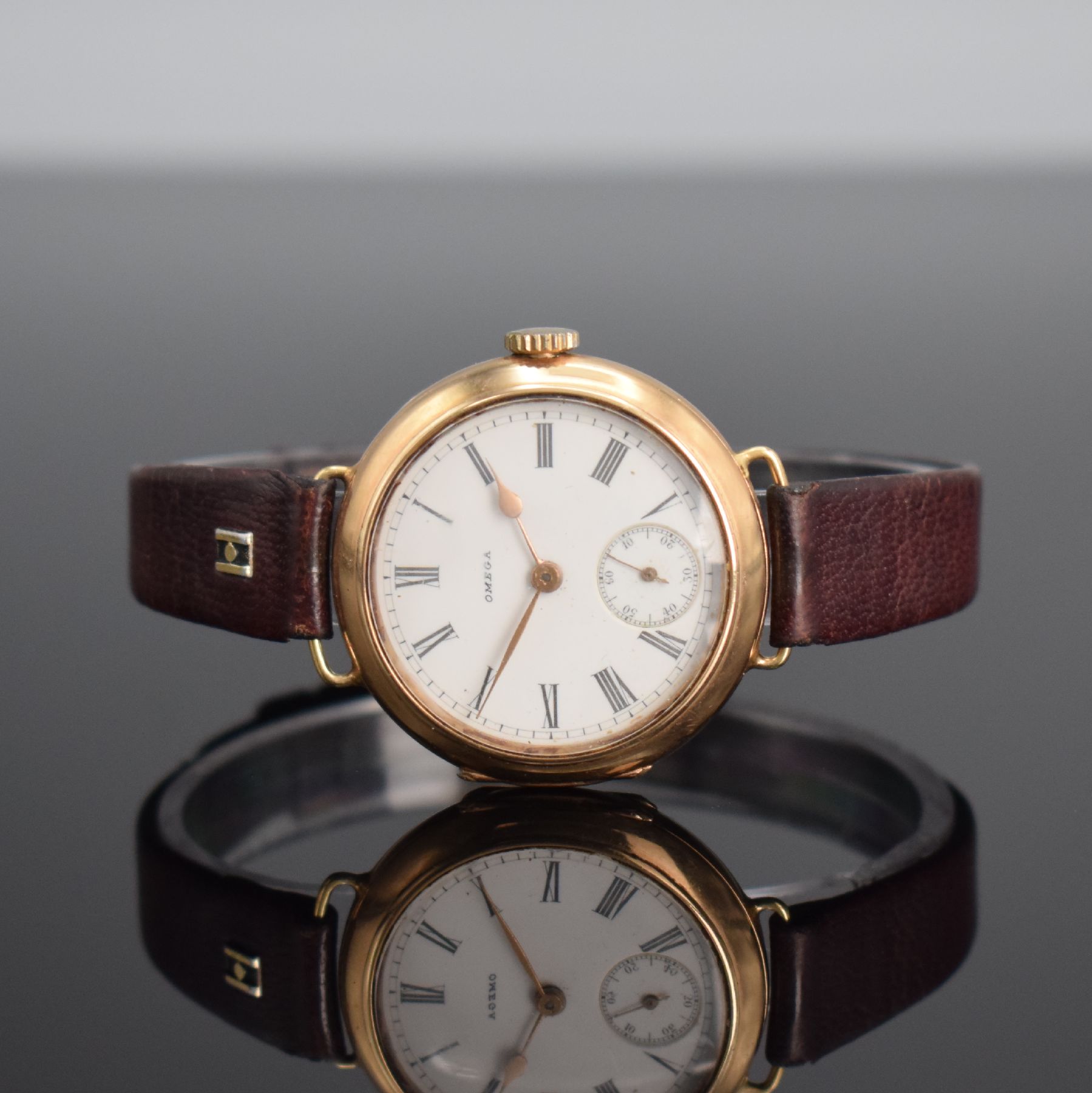 OMEGA frühe Armbanduhr in GG 585/000, Handaufzug, Schweiz um 1915, 3-teil. Scharniergeh. l. dell., Boden guill., Emailzifferbl. m. röm. Std., Anz. ...