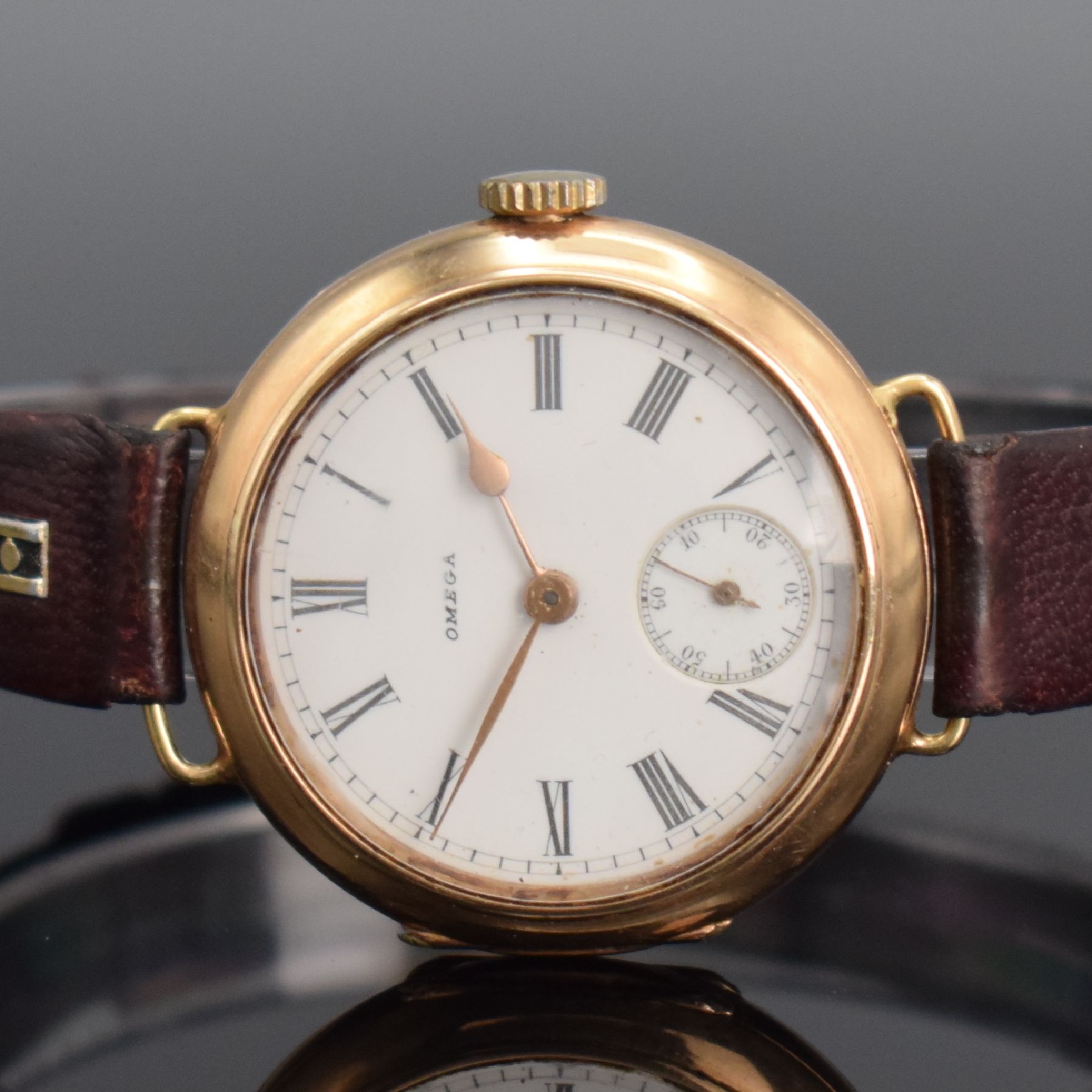 Detail a: OMEGA frühe Armbanduhr in GG 585/000, Handaufzug, Schweiz um 1915, 3-teil. Scharniergeh. l. dell., Boden guill., Emailzifferbl. m. röm. Std., Anz. ...