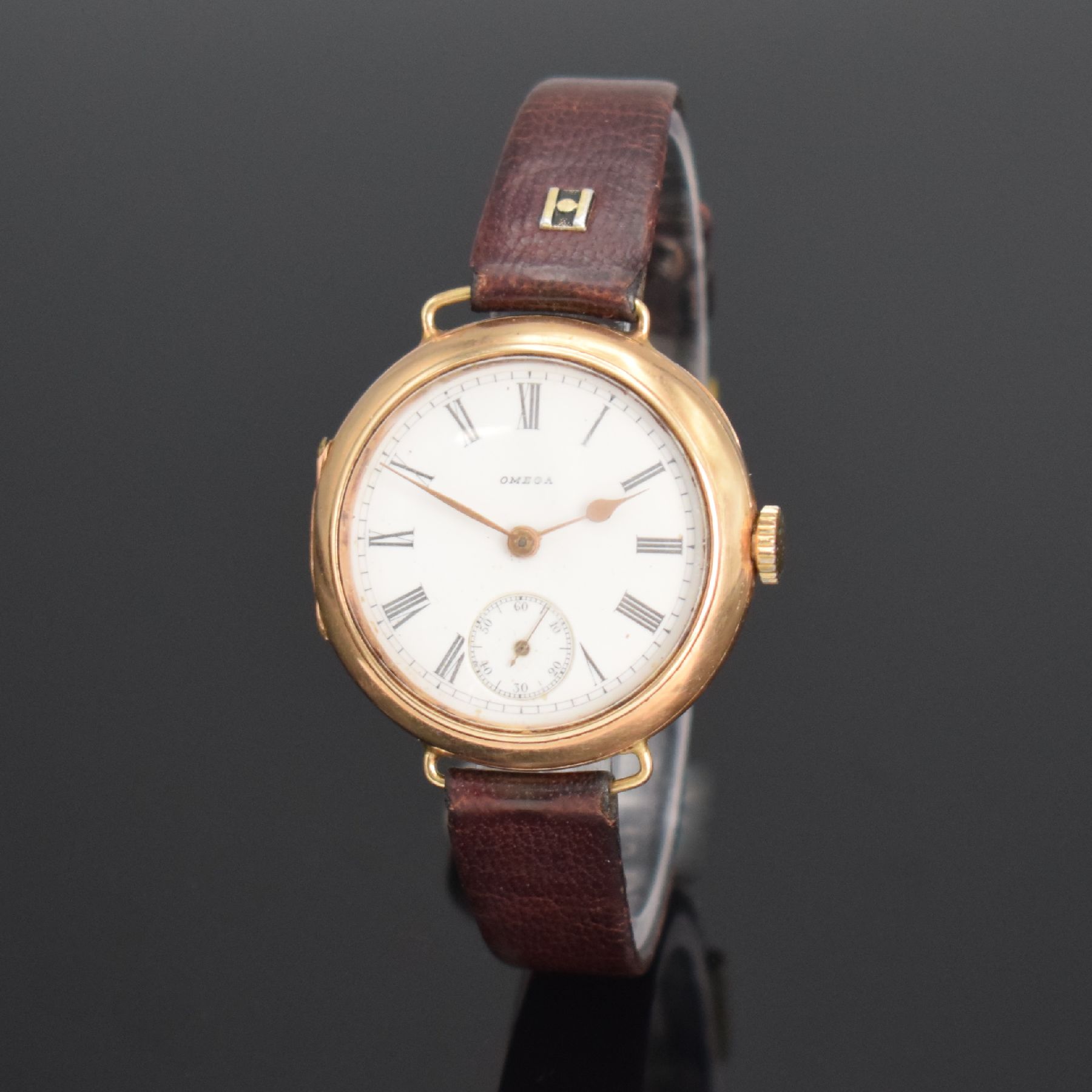 Detail b: OMEGA frühe Armbanduhr in GG 585/000, Handaufzug, Schweiz um 1915, 3-teil. Scharniergeh. l. dell., Boden guill., Emailzifferbl. m. röm. Std., Anz. ...