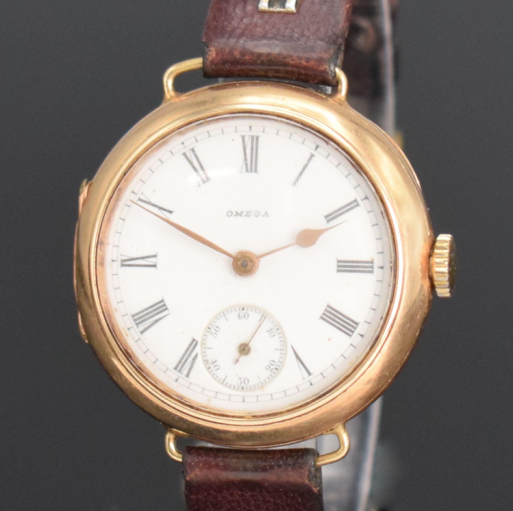 Detail c: OMEGA frühe Armbanduhr in GG 585/000, Handaufzug, Schweiz um 1915, 3-teil. Scharniergeh. l. dell., Boden guill., Emailzifferbl. m. röm. Std., Anz. ...