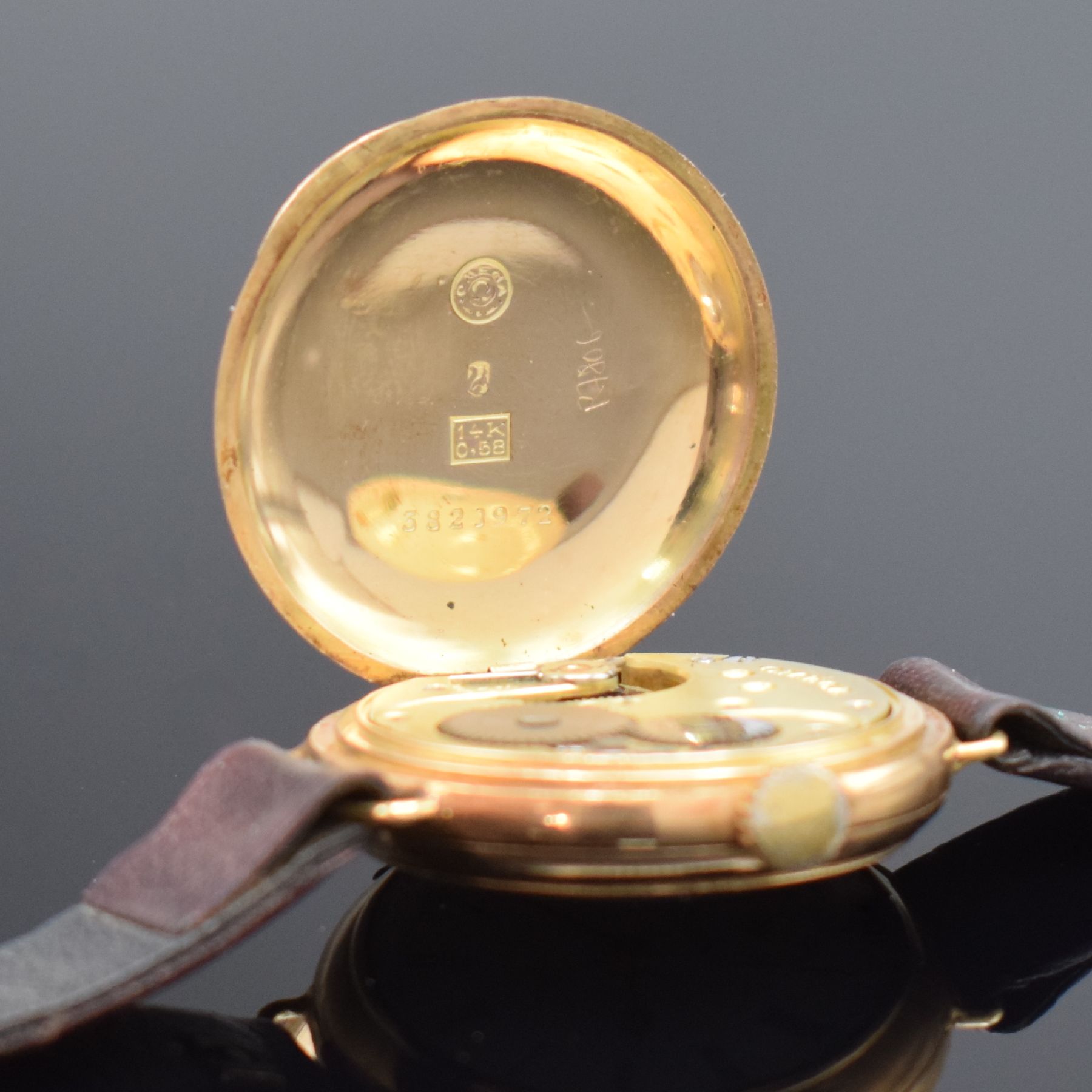 Detail e: OMEGA frühe Armbanduhr in GG 585/000, Handaufzug, Schweiz um 1915, 3-teil. Scharniergeh. l. dell., Boden guill., Emailzifferbl. m. röm. Std., Anz. ...