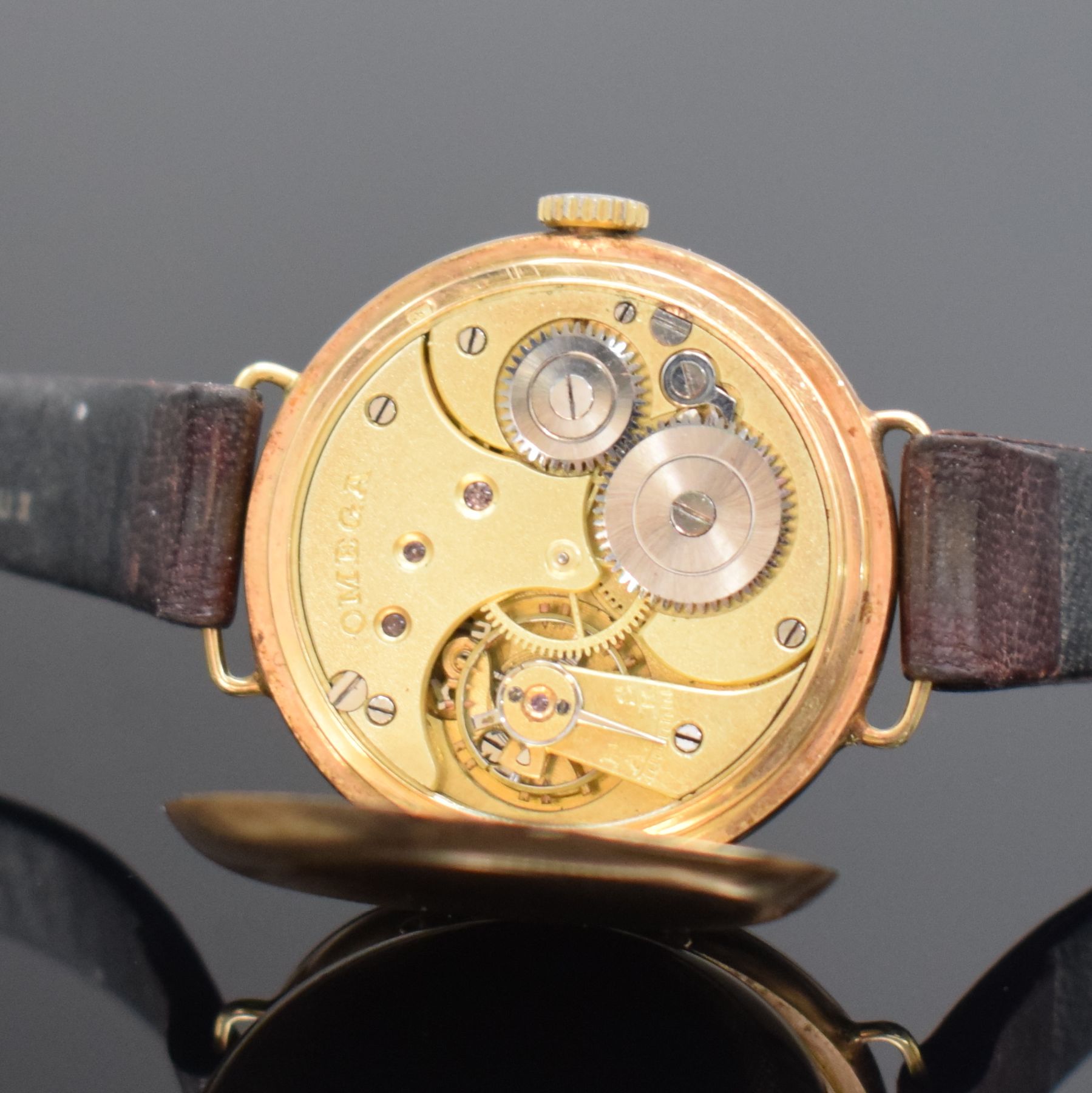 Detail f: OMEGA frühe Armbanduhr in GG 585/000, Handaufzug, Schweiz um 1915, 3-teil. Scharniergeh. l. dell., Boden guill., Emailzifferbl. m. röm. Std., Anz. ...