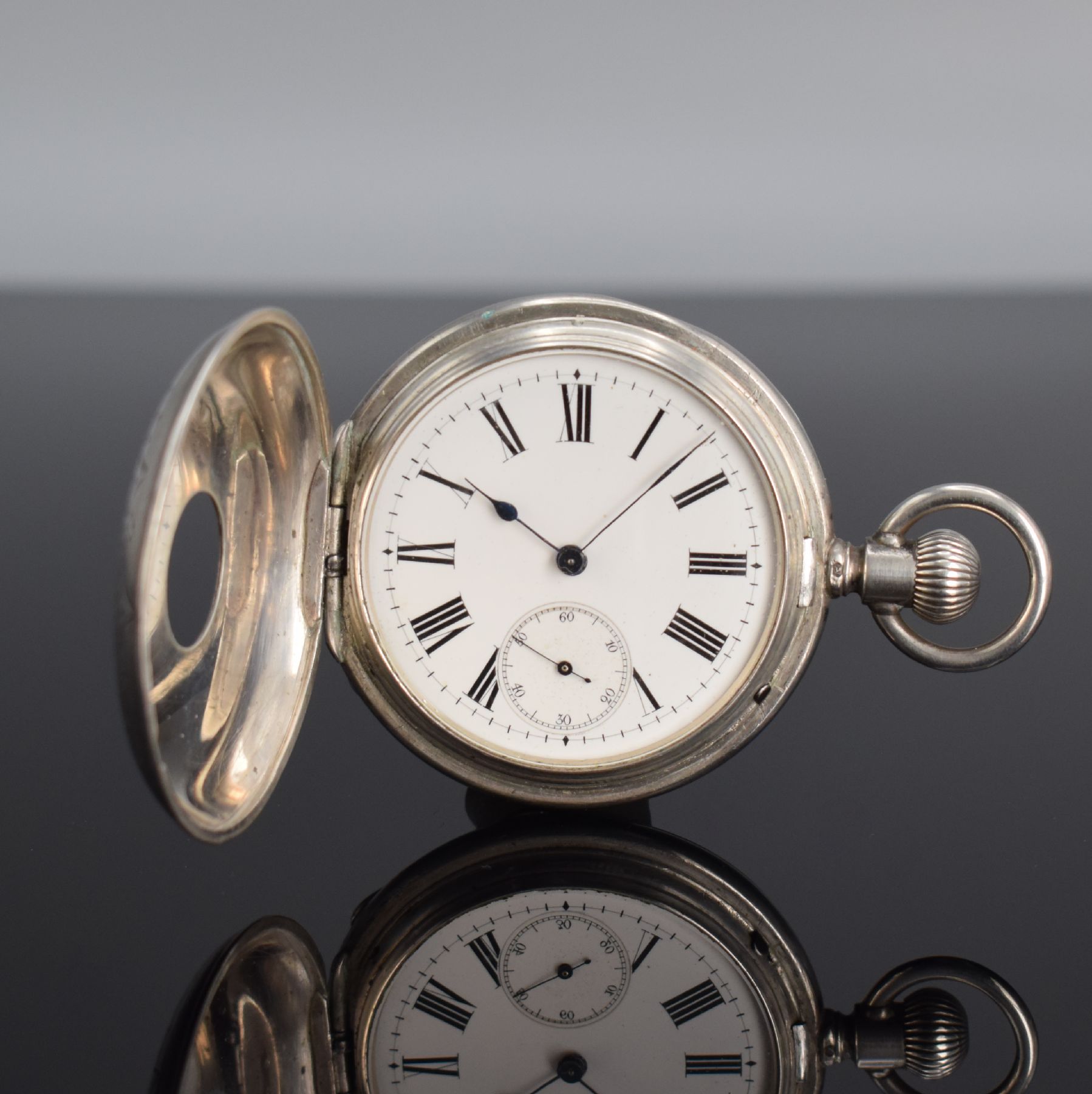 LONGINES 1/2 Savonette Herrentaschenuhr in Silber, Schweiz um 1890, aufw. grav. Geh. dell., beide Schalen ber., Boden im Zentrum m. Hundekopf, röm. ...