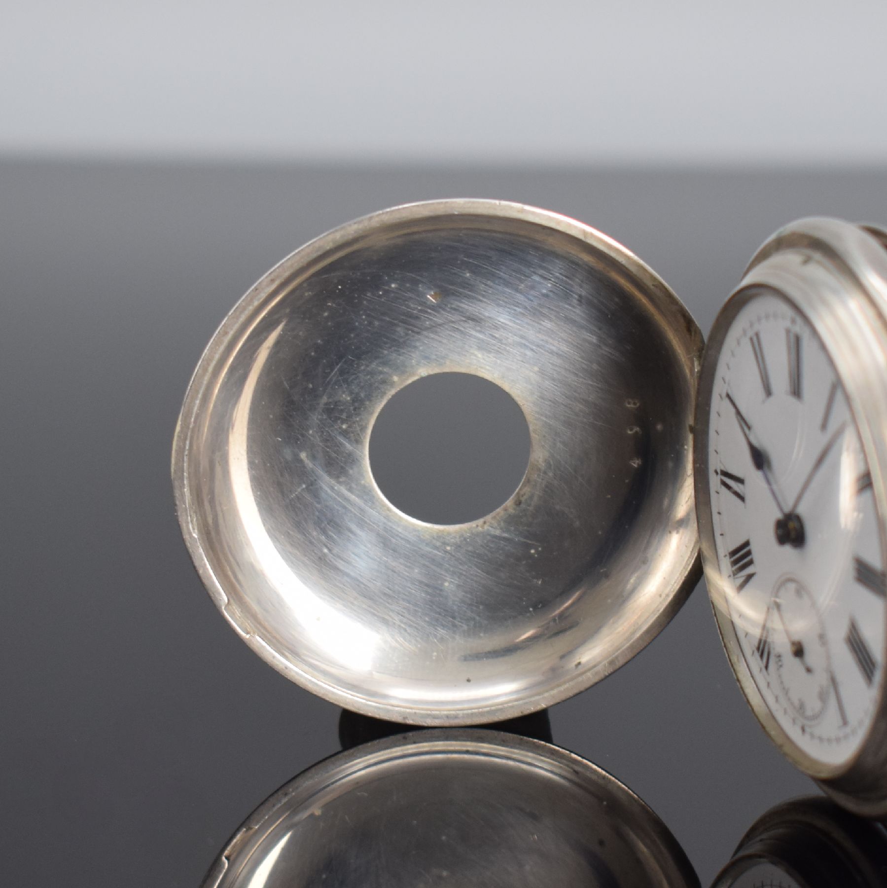 Detail a: LONGINES 1/2 Savonette Herrentaschenuhr in Silber, Schweiz um 1890, aufw. grav. Geh. dell., beide Schalen ber., Boden im Zentrum m. Hundekopf, röm. ...