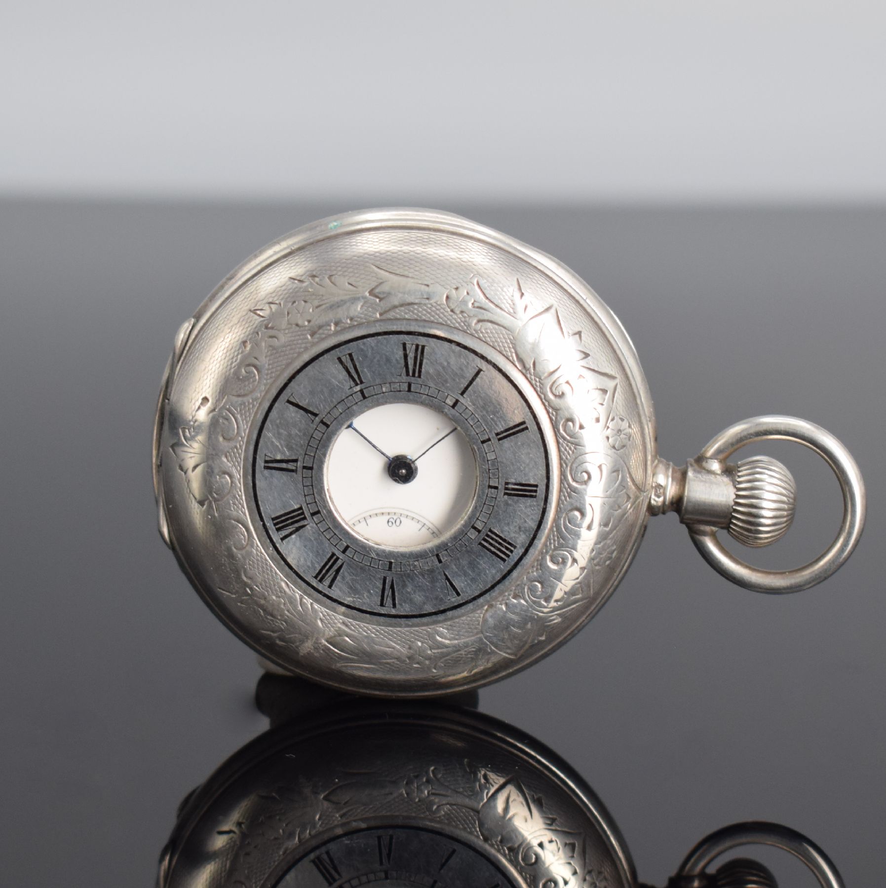 Detail b: LONGINES 1/2 Savonette Herrentaschenuhr in Silber, Schweiz um 1890, aufw. grav. Geh. dell., beide Schalen ber., Boden im Zentrum m. Hundekopf, röm. ...
