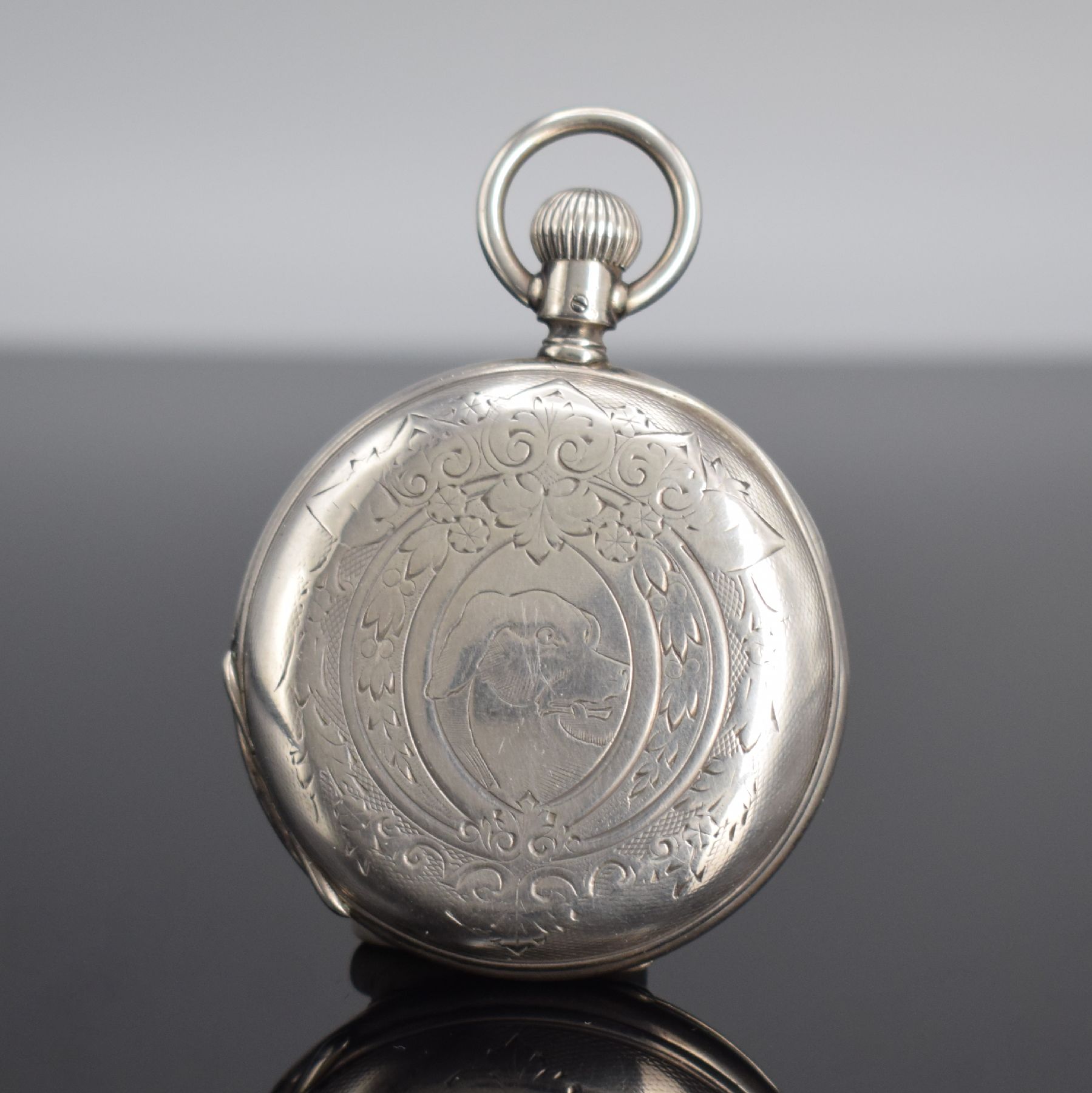 Detail c: LONGINES 1/2 Savonette Herrentaschenuhr in Silber, Schweiz um 1890, aufw. grav. Geh. dell., beide Schalen ber., Boden im Zentrum m. Hundekopf, röm. ...