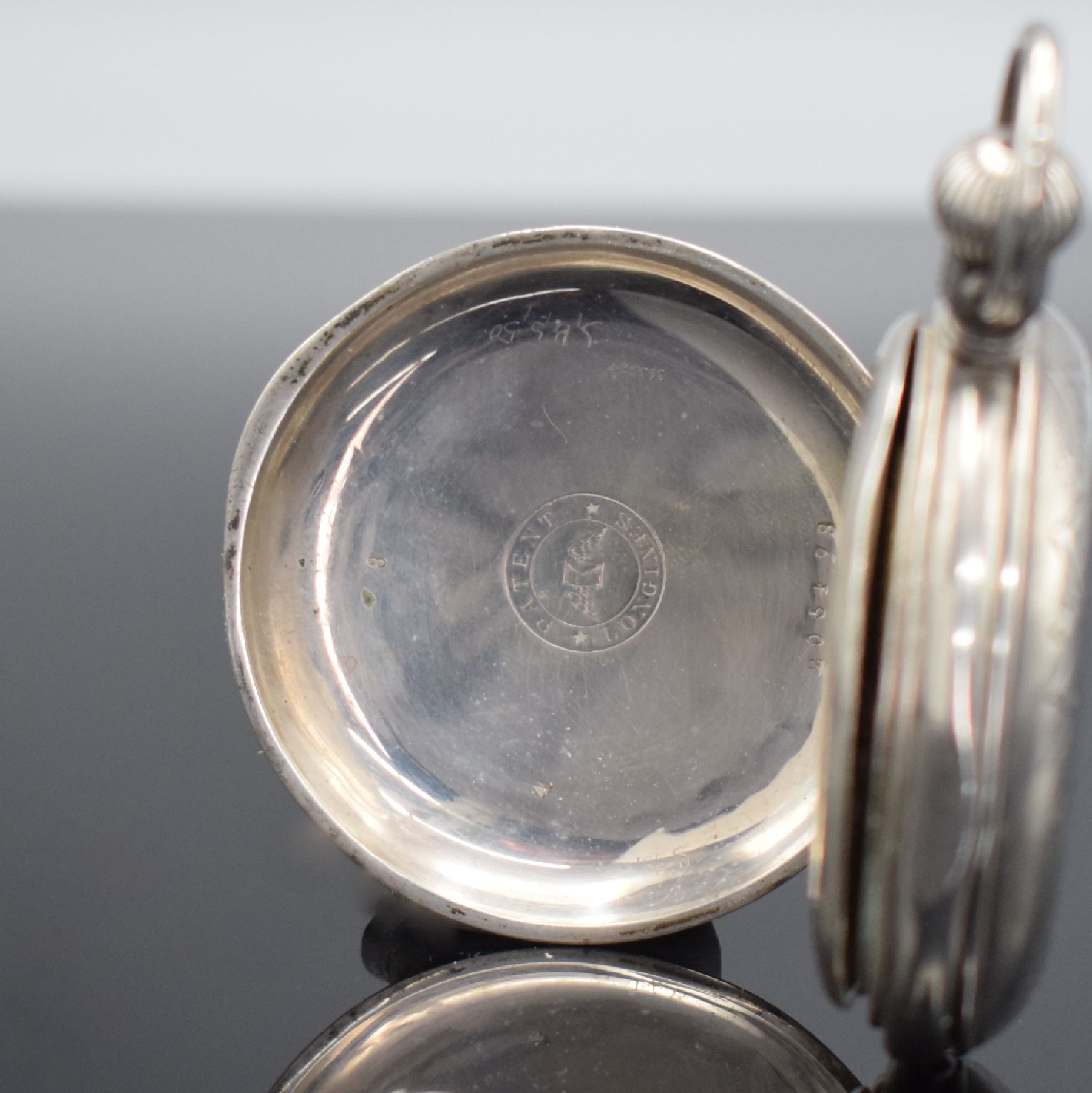 Detail d: LONGINES 1/2 Savonette Herrentaschenuhr in Silber, Schweiz um 1890, aufw. grav. Geh. dell., beide Schalen ber., Boden im Zentrum m. Hundekopf, röm. ...