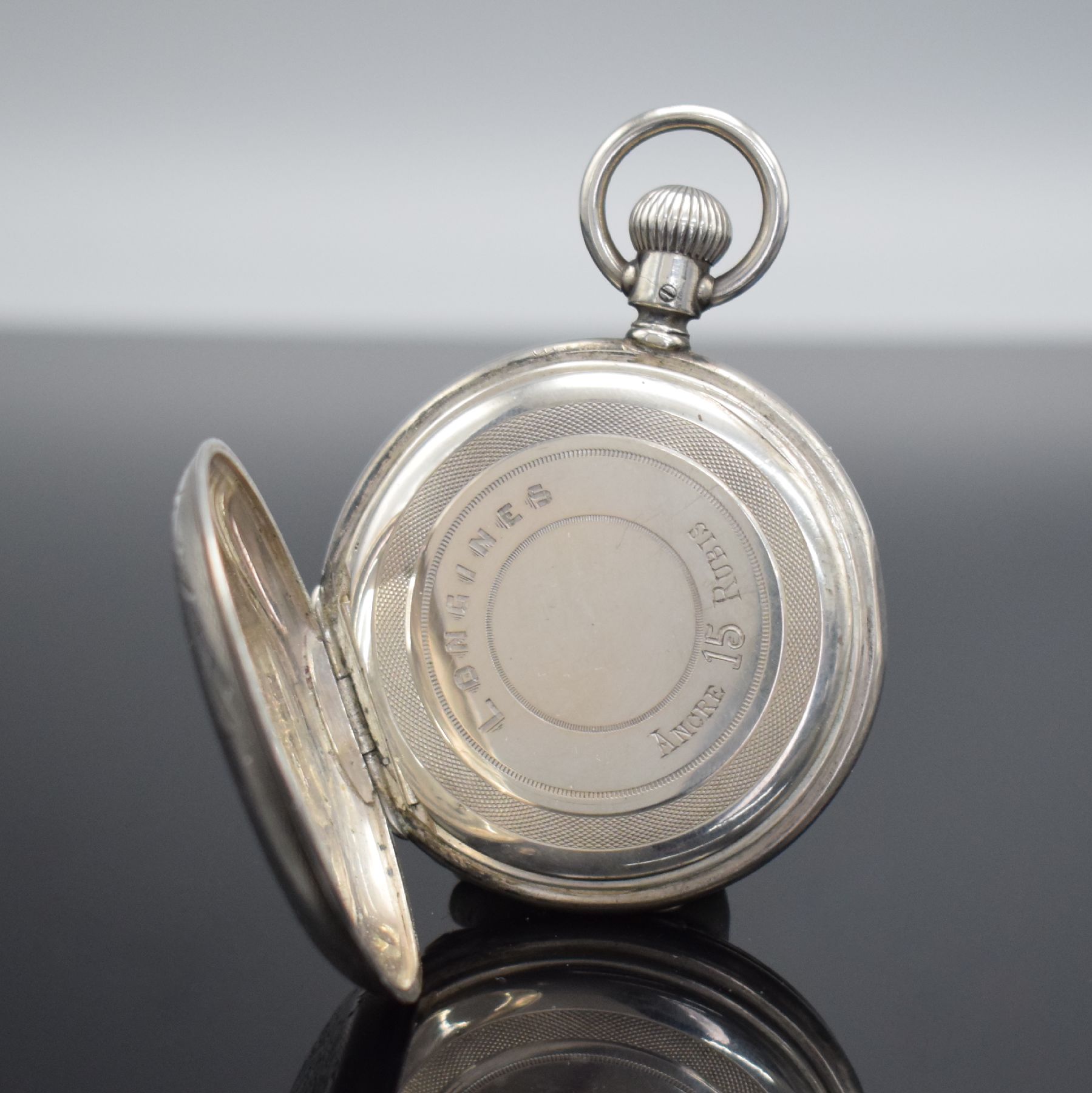 Detail e: LONGINES 1/2 Savonette Herrentaschenuhr in Silber, Schweiz um 1890, aufw. grav. Geh. dell., beide Schalen ber., Boden im Zentrum m. Hundekopf, röm. ...