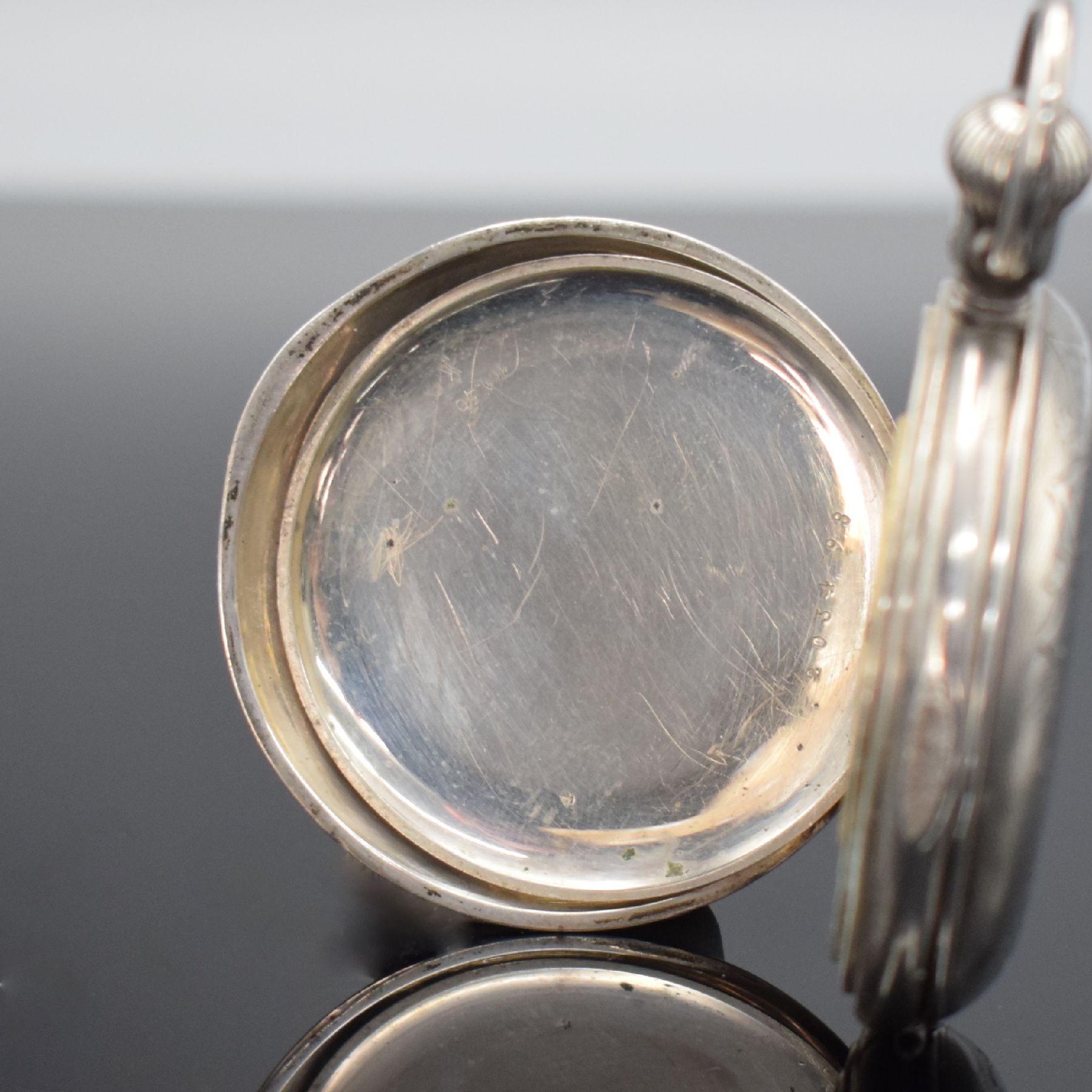 Detail f: LONGINES 1/2 Savonette Herrentaschenuhr in Silber, Schweiz um 1890, aufw. grav. Geh. dell., beide Schalen ber., Boden im Zentrum m. Hundekopf, röm. ...