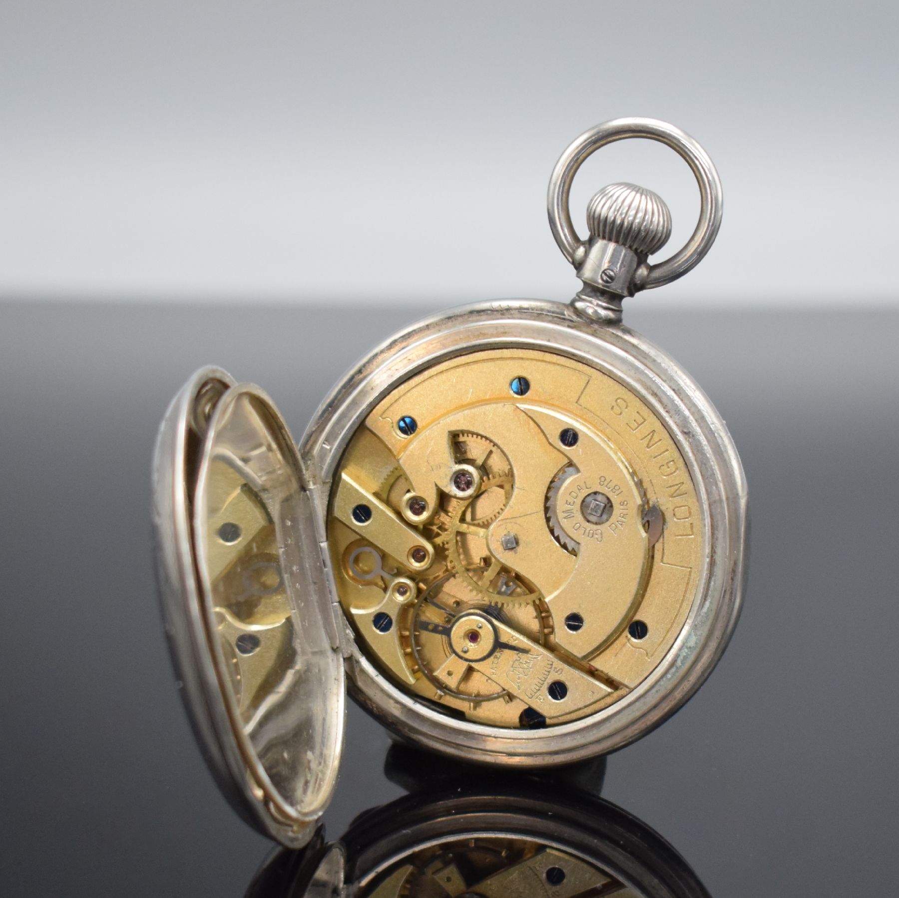 Detail g: LONGINES 1/2 Savonette Herrentaschenuhr in Silber, Schweiz um 1890, aufw. grav. Geh. dell., beide Schalen ber., Boden im Zentrum m. Hundekopf, röm. ...