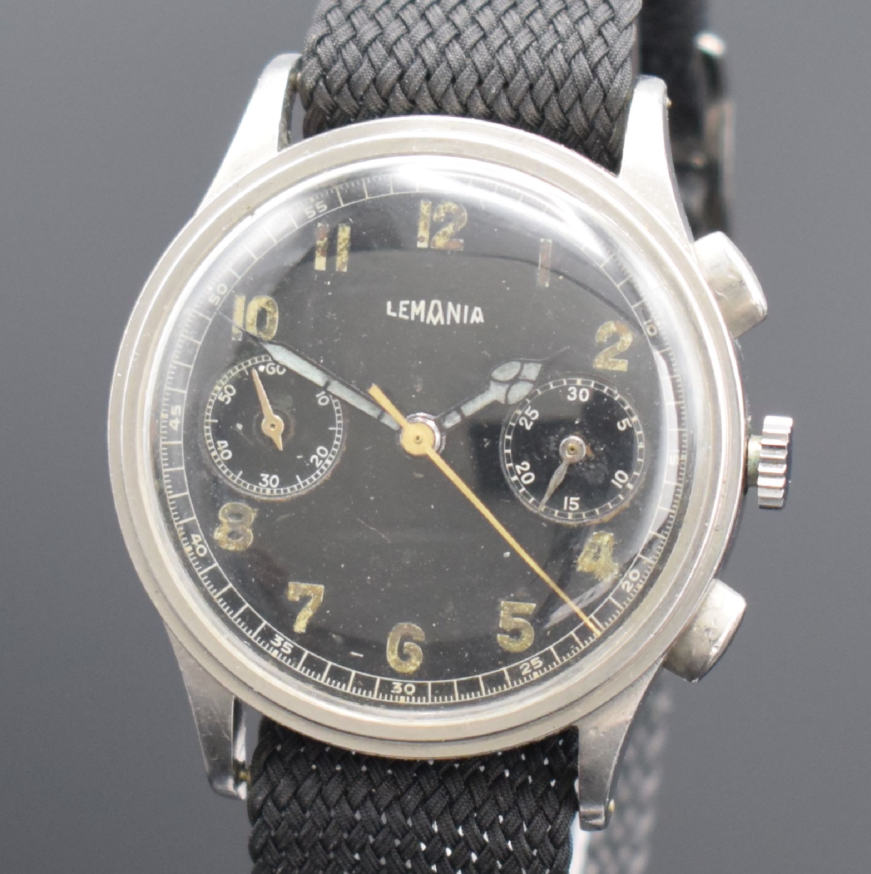 Detail a: LEMANIA Schaltradchronograph Kaliber 15TL, Handaufzug, Schweiz 1940er Jahre, 3-teil. Edelstahlgeh., Boden & Glasrand aufgedr., schwarzes Zifferbl. m. ...