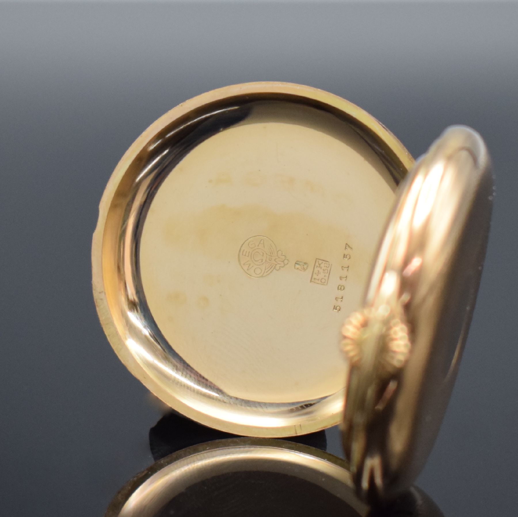 Detail d: OMEGA Savonette Herrentaschenuhr in RoseG 585/000, Schweiz um 1910, 4-teil. Goldgeh. l. dell., Goldcuvette m. Medaillengravur, beide Schalen sym. ...