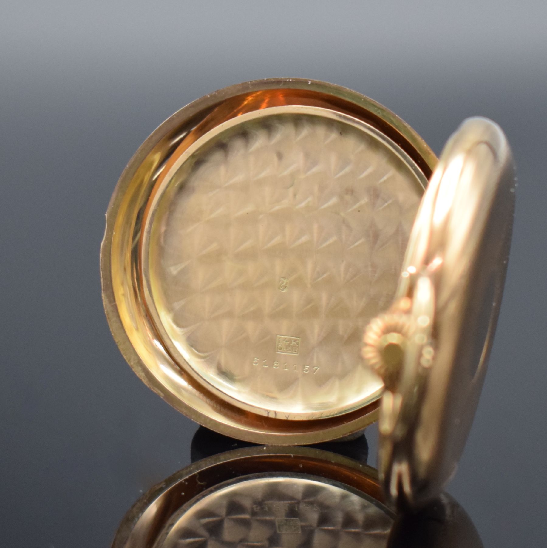 Detail f: OMEGA Savonette Herrentaschenuhr in RoseG 585/000, Schweiz um 1910, 4-teil. Goldgeh. l. dell., Goldcuvette m. Medaillengravur, beide Schalen sym. ...