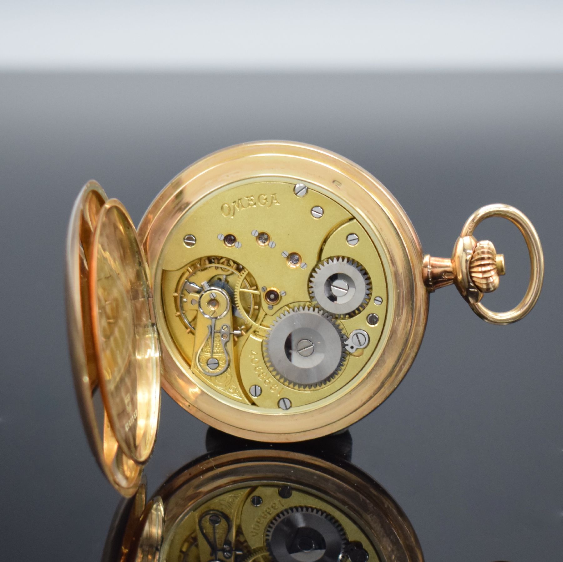 Detail g: OMEGA Savonette Herrentaschenuhr in RoseG 585/000, Schweiz um 1910, 4-teil. Goldgeh. l. dell., Goldcuvette m. Medaillengravur, beide Schalen sym. ...