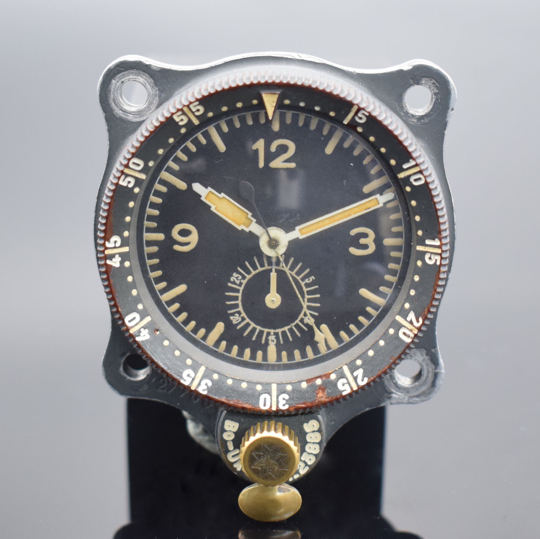 JUNGHANS Einbauborduhr mit Schaltradchronograph Versorgungs-Nr. FL23885 mit Kaliber J30BZ, Deutschland Ende 1930er Jahre, geschwärztes ...