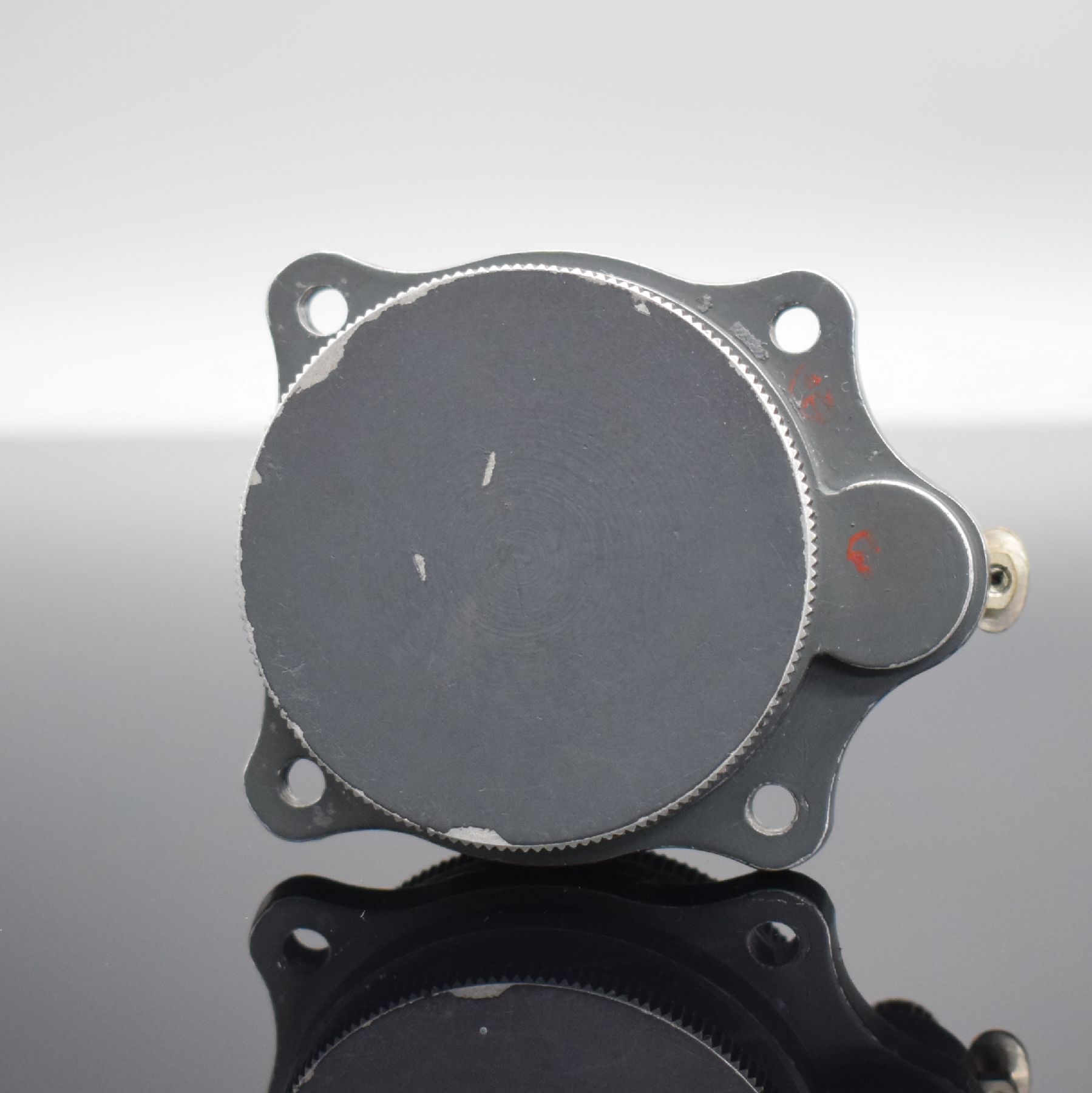 Detail b: JUNGHANS Einbauborduhr mit Schaltradchronograph Versorgungs-Nr. FL23885 mit Kaliber J30BZ, Deutschland Ende 1930er Jahre, geschwärztes ...