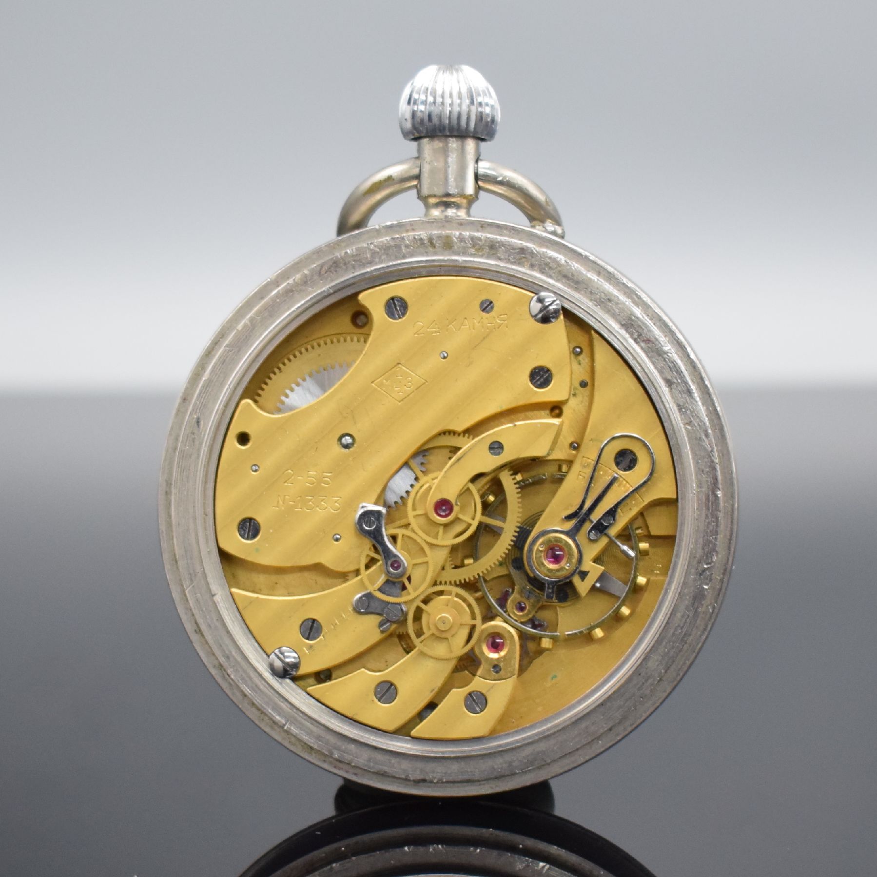Detail c: KIROWA russische Deckuhr um 1955, 4-teil., vern. Geh. ber., Boden, Glasrand & Cuv. aufgedr., silb. Metallzifferbl. altersbed. fl., gebl. Zeiger, Anz. ...