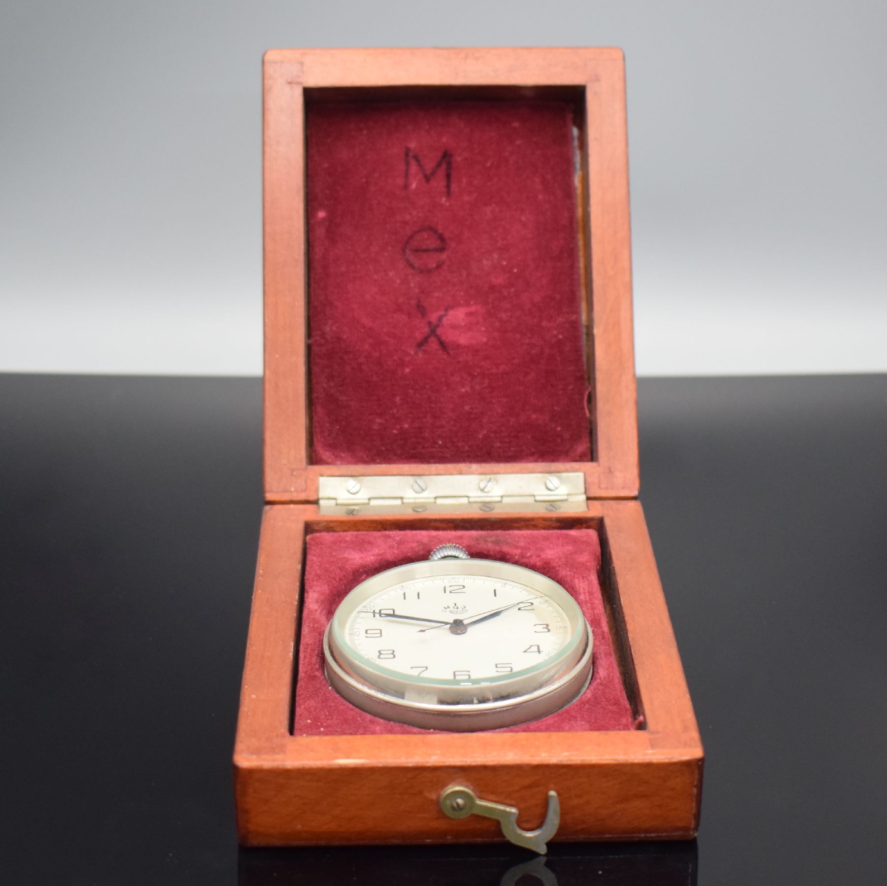 Detail d: KIROWA russische Deckuhr um 1955, 4-teil., vern. Geh. ber., Boden, Glasrand & Cuv. aufgedr., silb. Metallzifferbl. altersbed. fl., gebl. Zeiger, Anz. ...
