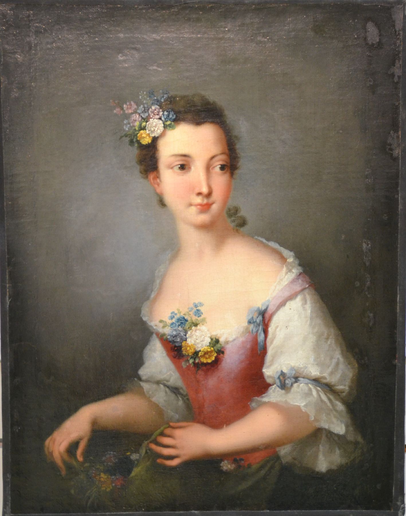 Detail a: Porträtist, deutsch, um 1780, feines Porträt einer jungen Dame mit Blumenbuketts im Haar, im Dekolleté und in der Hand, feine lasierende Malerei ...