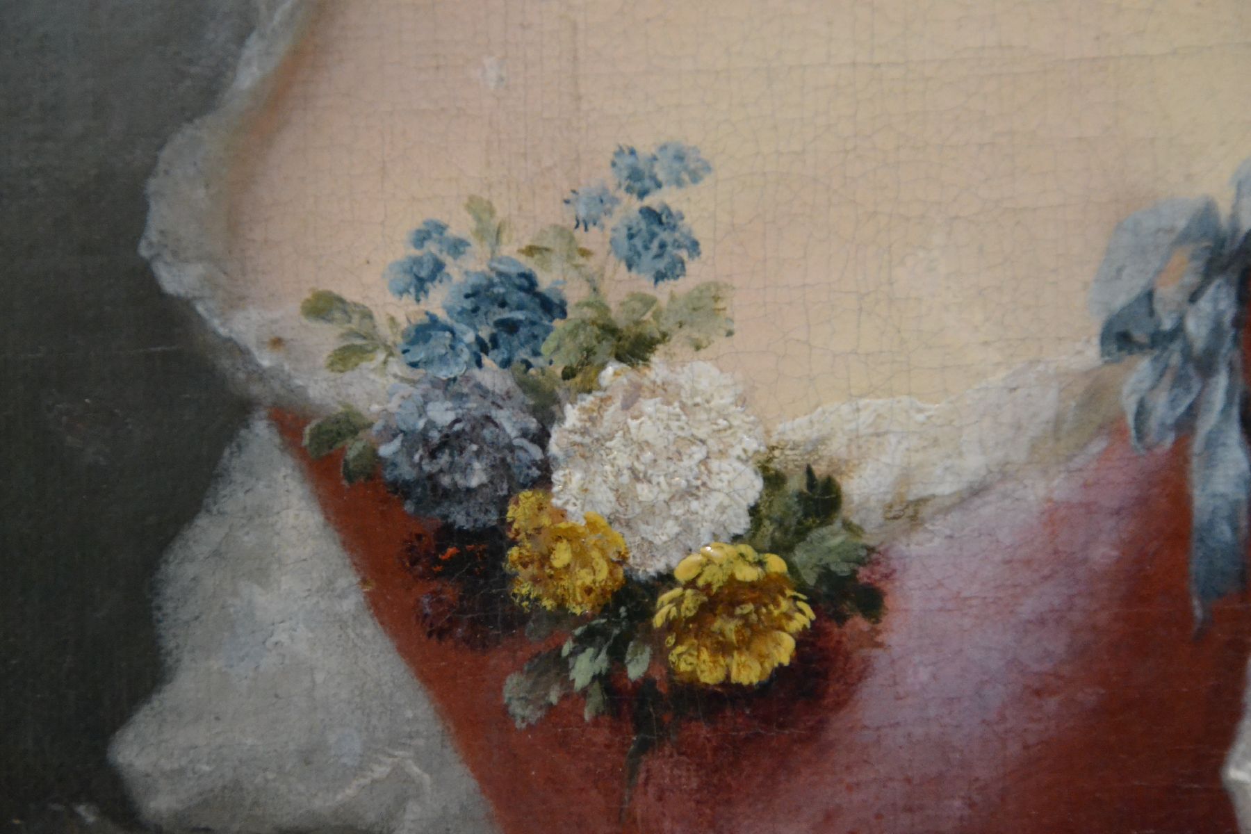 Detail b: Porträtist, deutsch, um 1780, feines Porträt einer jungen Dame mit Blumenbuketts im Haar, im Dekolleté und in der Hand, feine lasierende Malerei ...