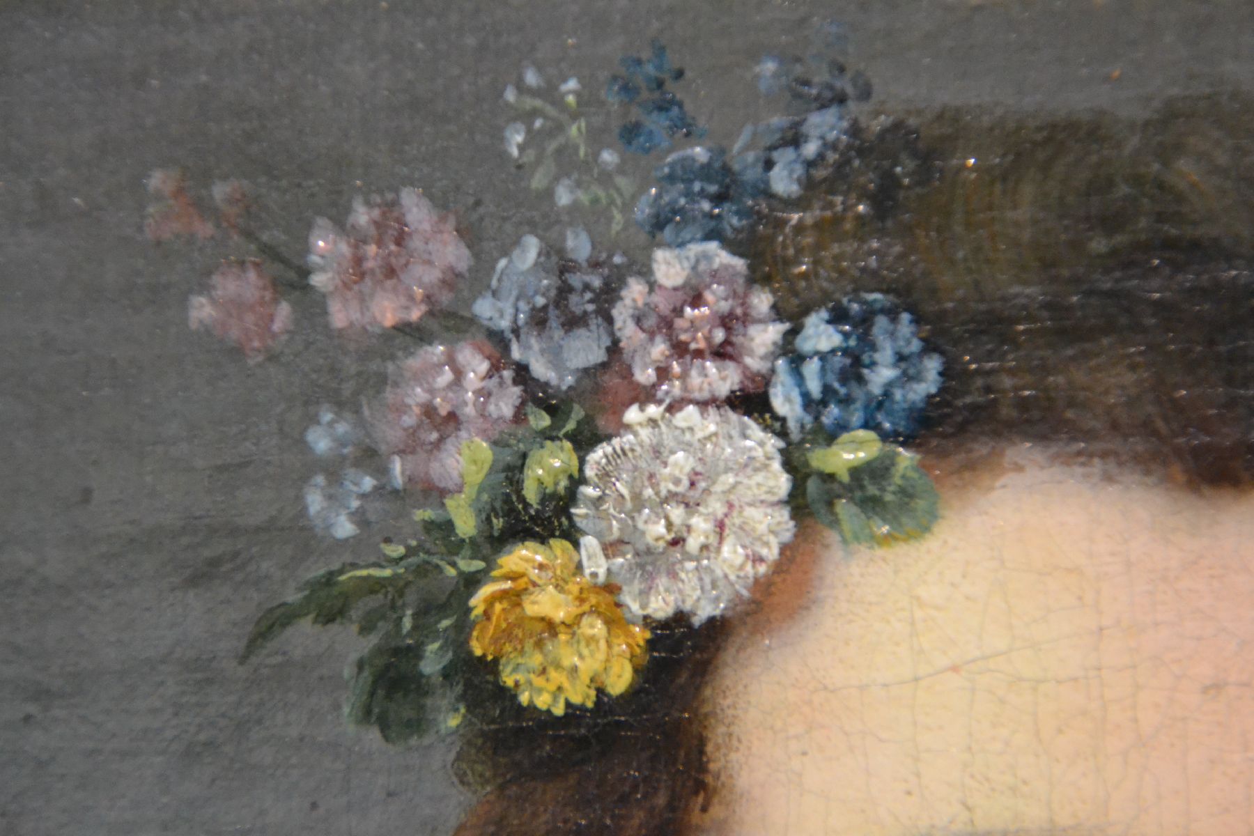 Detail e: Porträtist, deutsch, um 1780, feines Porträt einer jungen Dame mit Blumenbuketts im Haar, im Dekolleté und in der Hand, feine lasierende Malerei ...