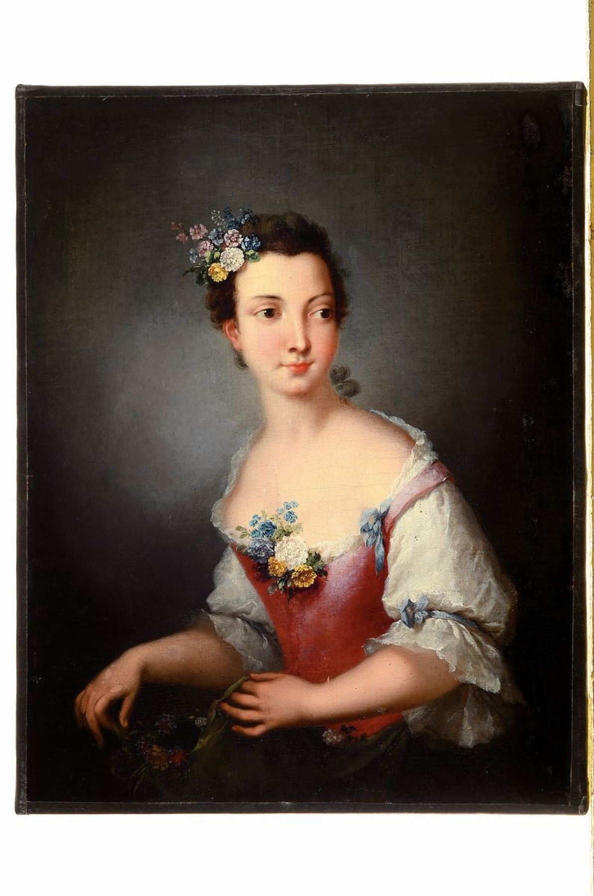 Detail k: Porträtist, deutsch, um 1780, feines Porträt einer jungen Dame mit Blumenbuketts im Haar, im Dekolleté und in der Hand, feine lasierende Malerei ...