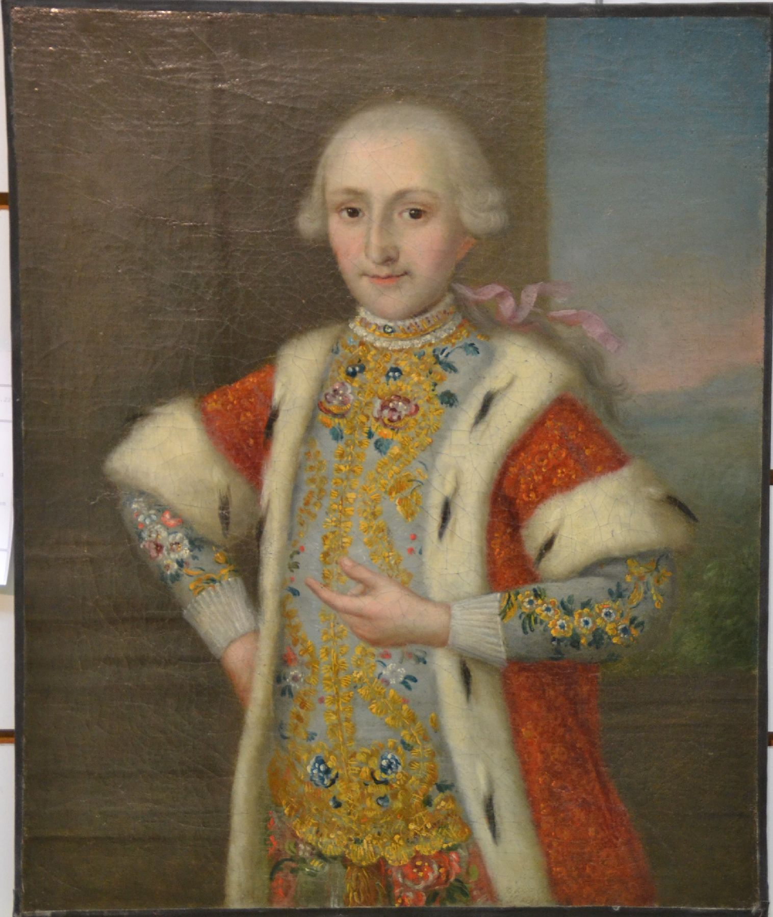 Detail a: A. Sadeler, Porträtist, datiert 1767, Dreiviertelporträt eines jungen Herrschers mit Gold besticktem Rock und Hermelin besetztem rotem Umhang, vor ...