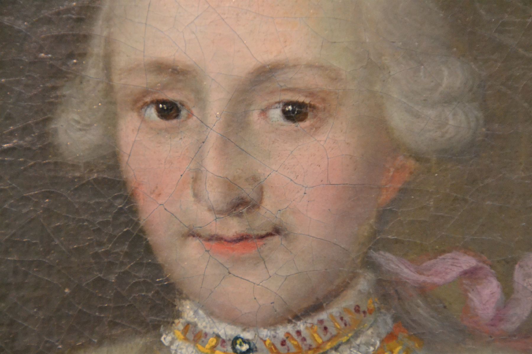 Detail b: A. Sadeler, Porträtist, datiert 1767, Dreiviertelporträt eines jungen Herrschers mit Gold besticktem Rock und Hermelin besetztem rotem Umhang, vor ...