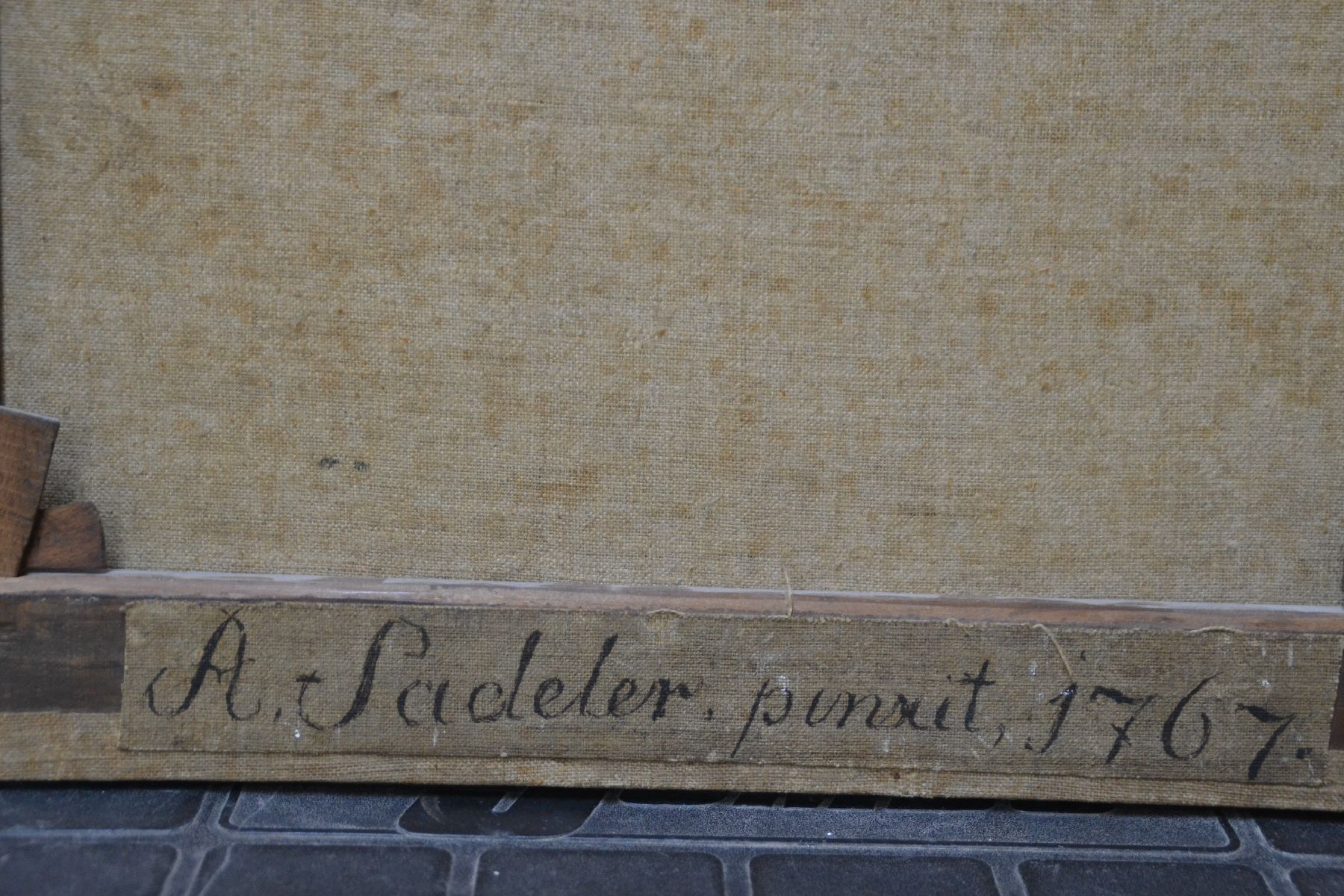 Detail j: A. Sadeler, Porträtist, datiert 1767, Dreiviertelporträt eines jungen Herrschers mit Gold besticktem Rock und Hermelin besetztem rotem Umhang, vor ...