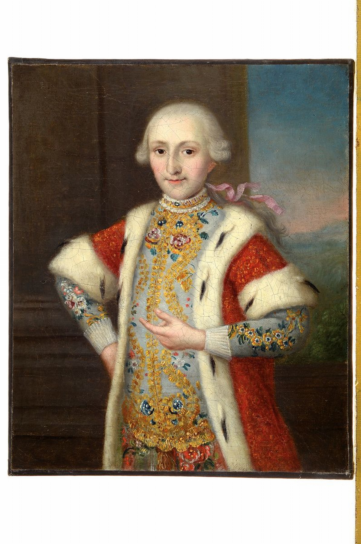 Detail k: A. Sadeler, Porträtist, datiert 1767, Dreiviertelporträt eines jungen Herrschers mit Gold besticktem Rock und Hermelin besetztem rotem Umhang, vor ...