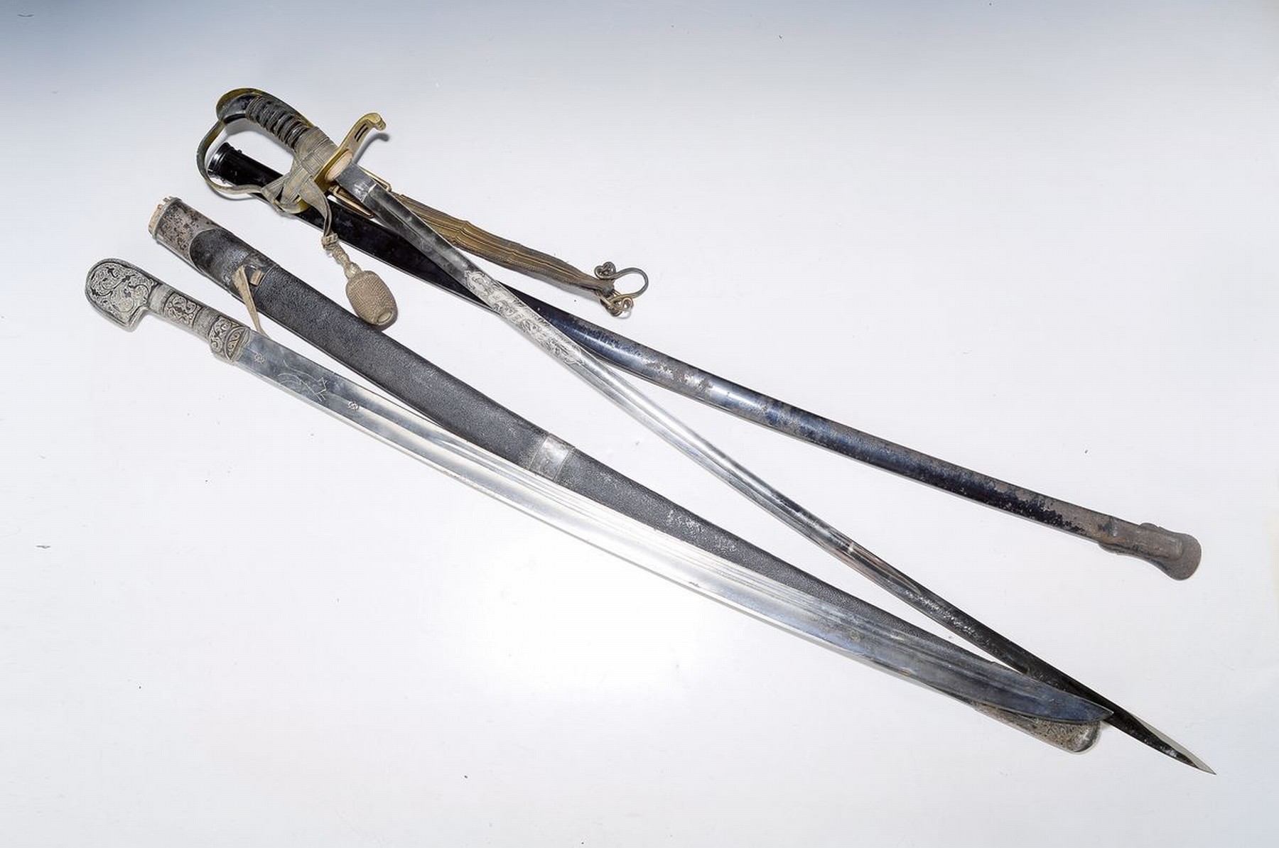 Säbel, wohl Kaukasus, um 1870, Silbermontur tauschiert und nachgestochen, gespaltener Griff, orig. Scheide mit passenden Applikationen, ...