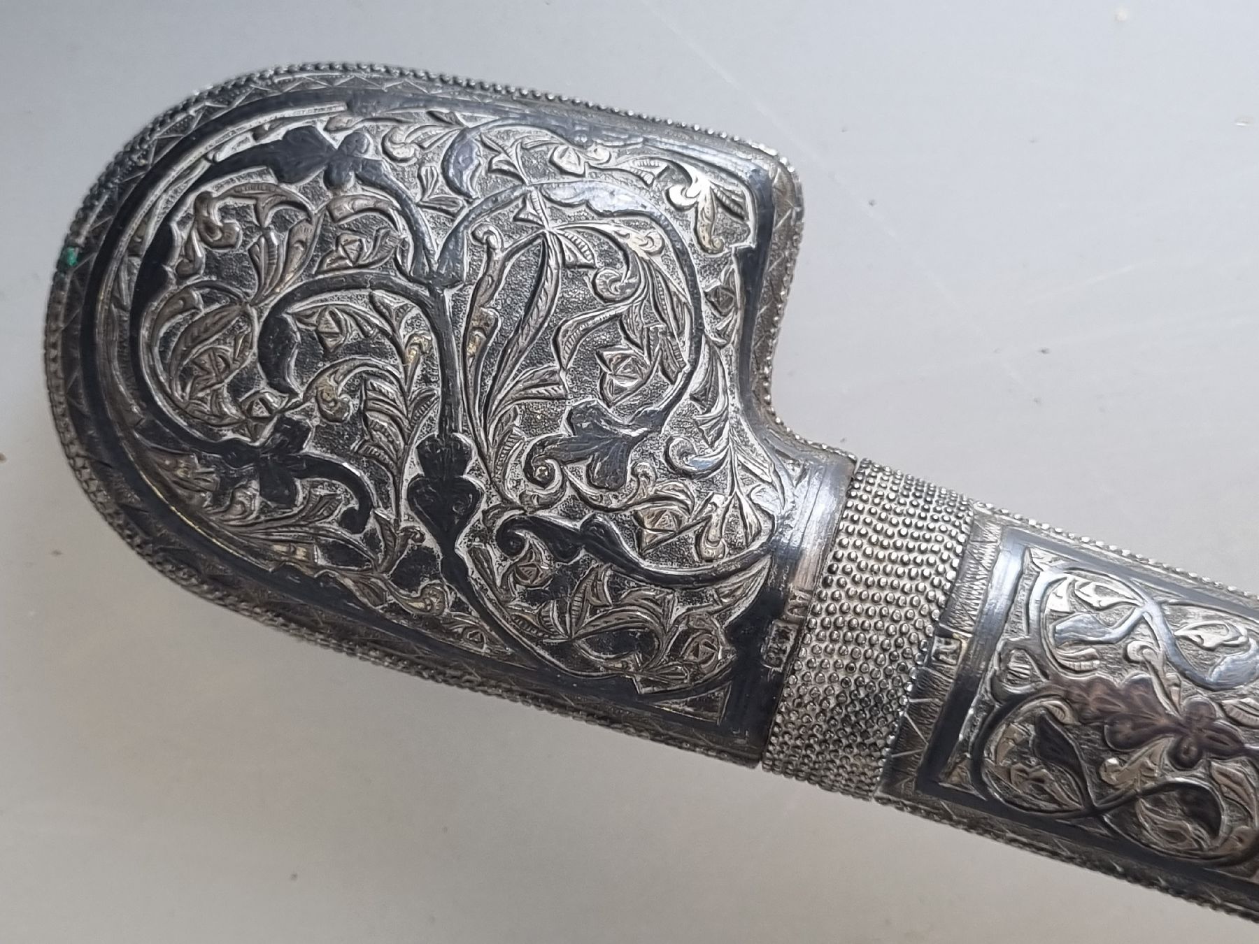 Detail a: Säbel, wohl Kaukasus, um 1870, Silbermontur tauschiert und nachgestochen, gespaltener Griff, orig. Scheide mit passenden Applikationen, ...