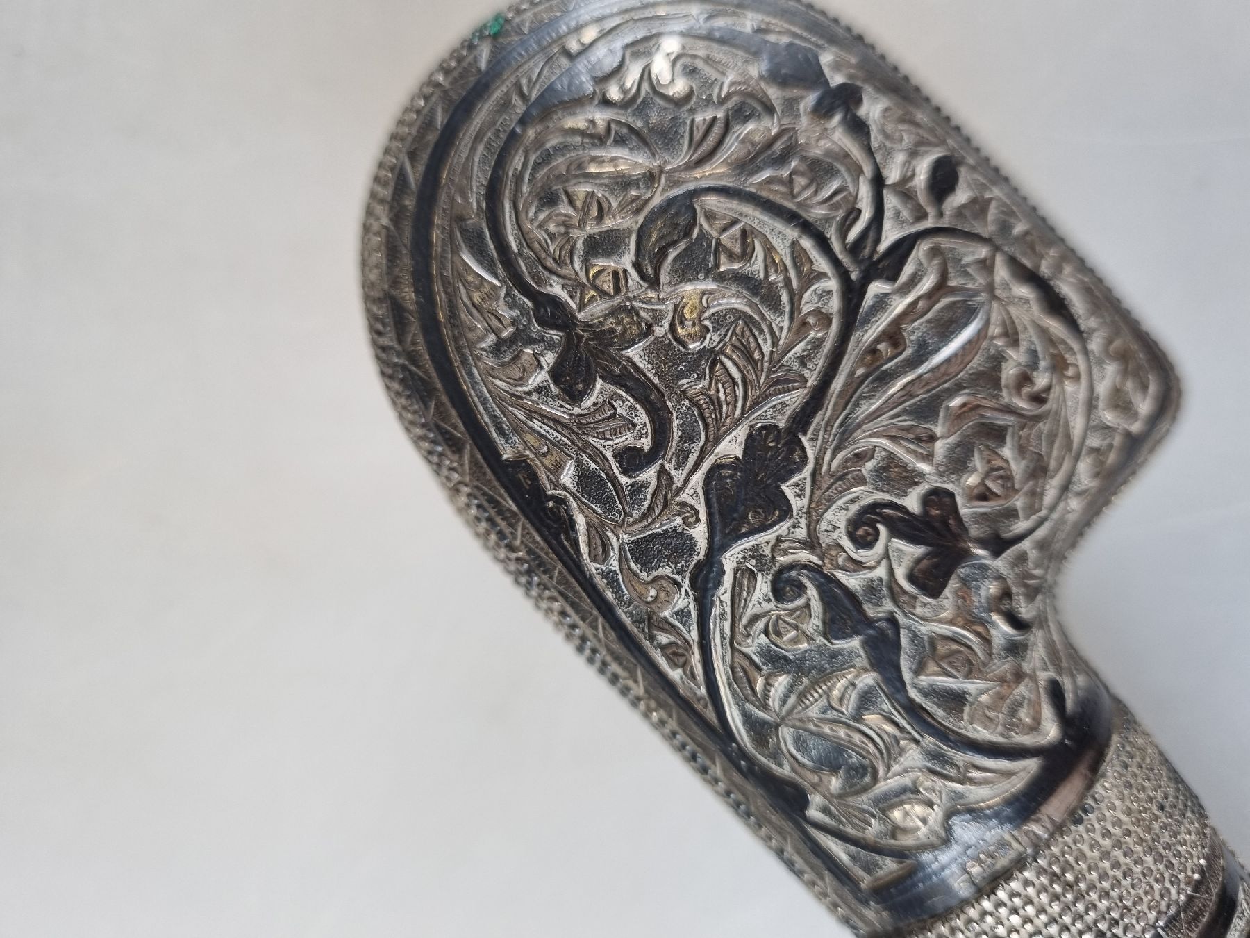 Detail c: Säbel, wohl Kaukasus, um 1870, Silbermontur tauschiert und nachgestochen, gespaltener Griff, orig. Scheide mit passenden Applikationen, ...