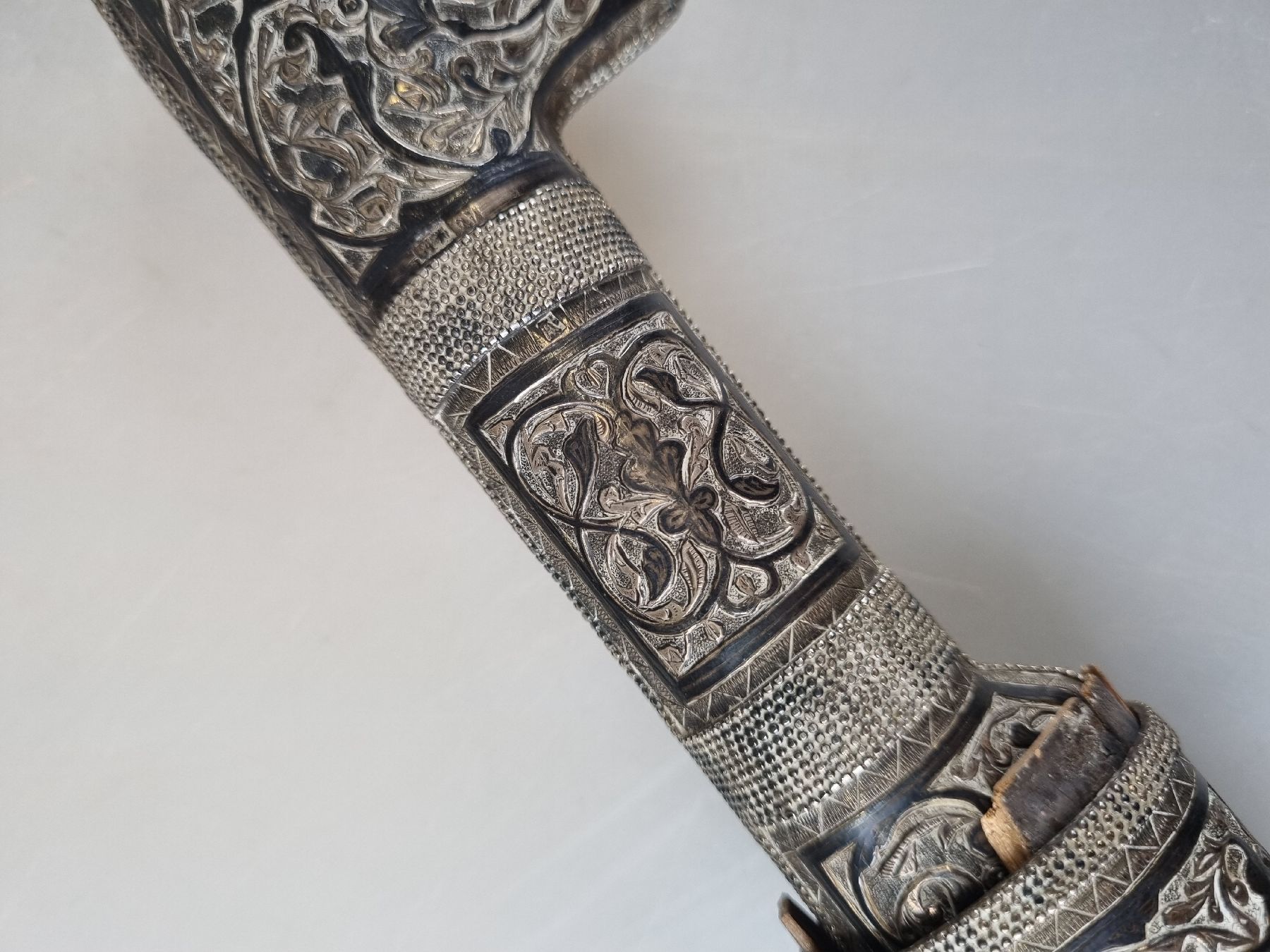 Detail d: Säbel, wohl Kaukasus, um 1870, Silbermontur tauschiert und nachgestochen, gespaltener Griff, orig. Scheide mit passenden Applikationen, ...