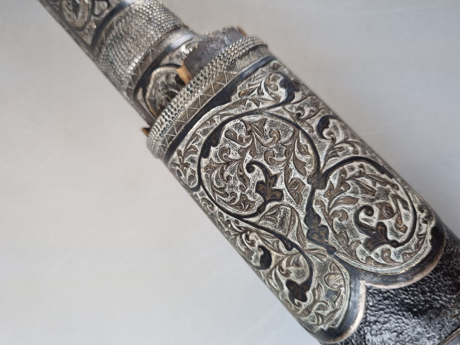 Detail e: Säbel, wohl Kaukasus, um 1870, Silbermontur tauschiert und nachgestochen, gespaltener Griff, orig. Scheide mit passenden Applikationen, ...
